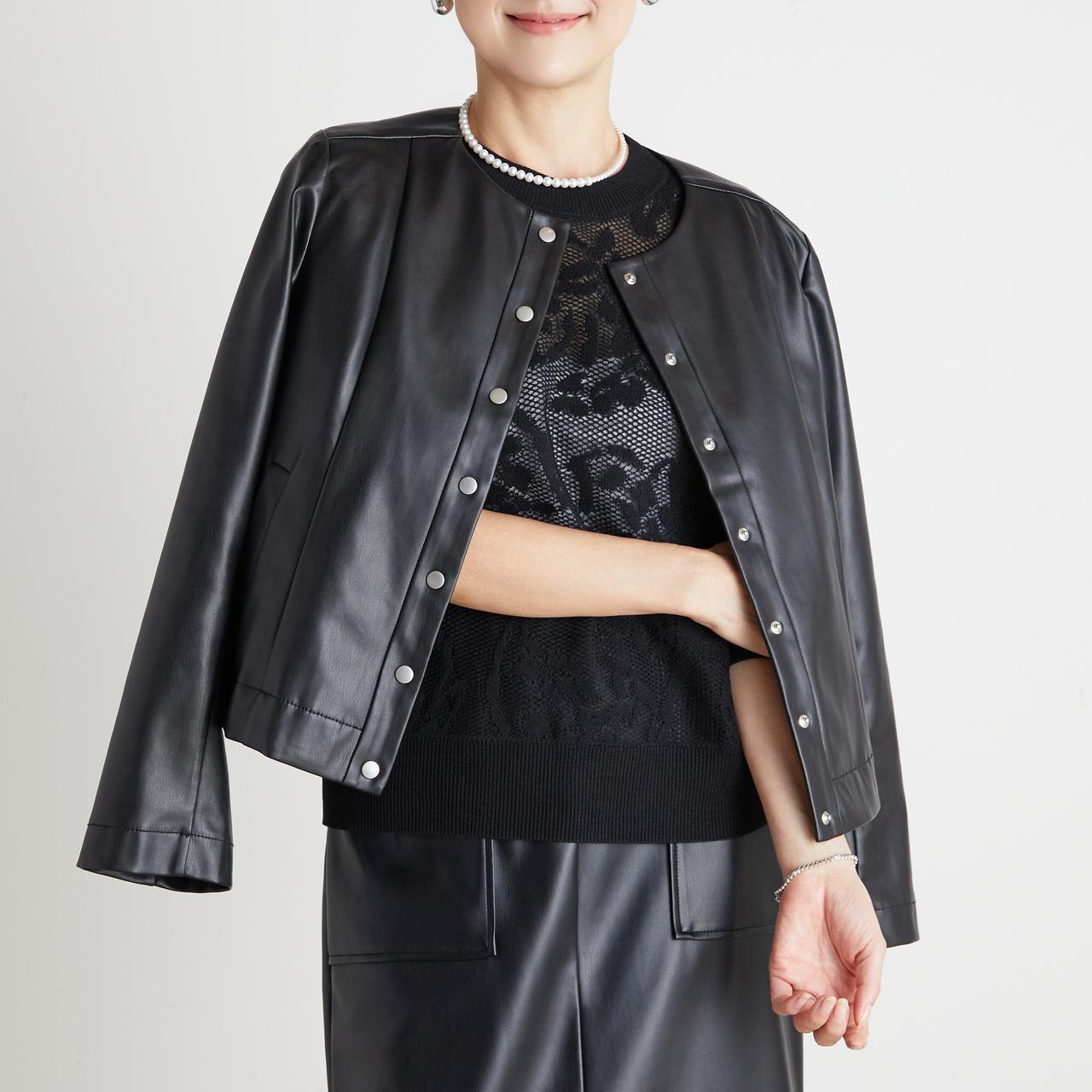 画像: ストレッチレザー調スナップボタンブルゾン　¥5,990／透かし花柄ニットプルオーバー　¥3,990