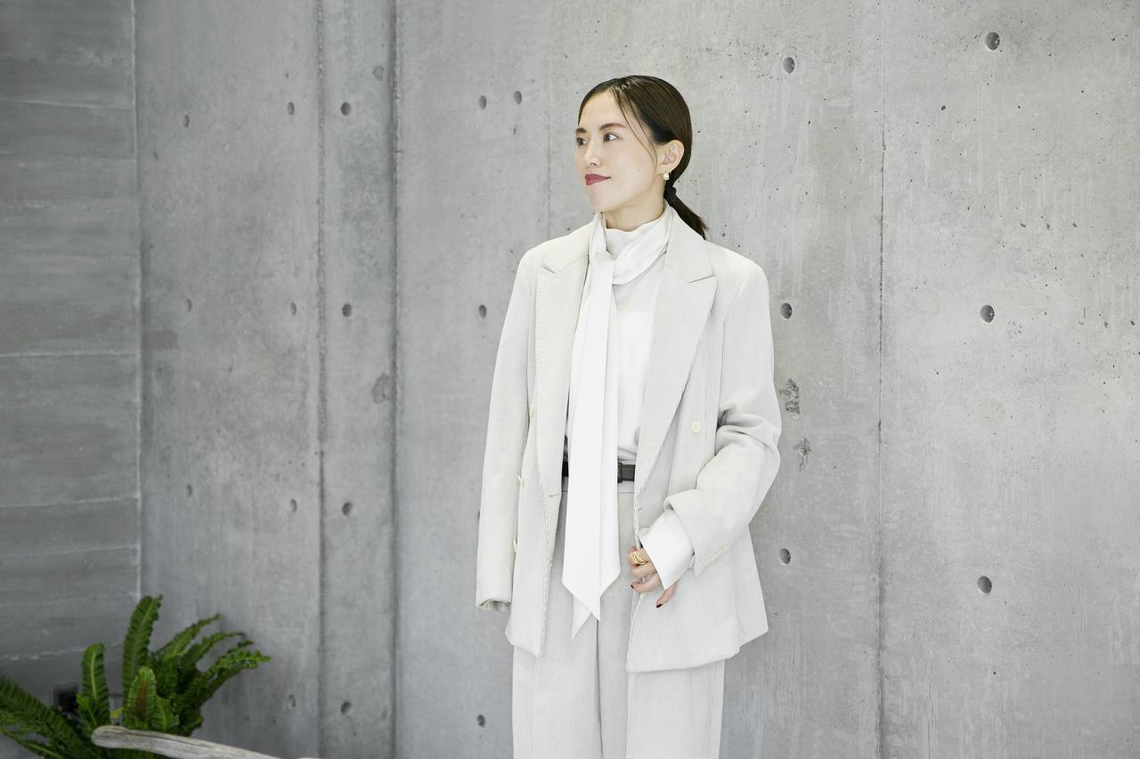 画像: 【カオス】ジャケット¥154,000、パンツ¥68,200、ボウタイ付きブラウス¥39,600、【マヌエラ×カオス別注】ベルト¥23,100 www.dot-st.com