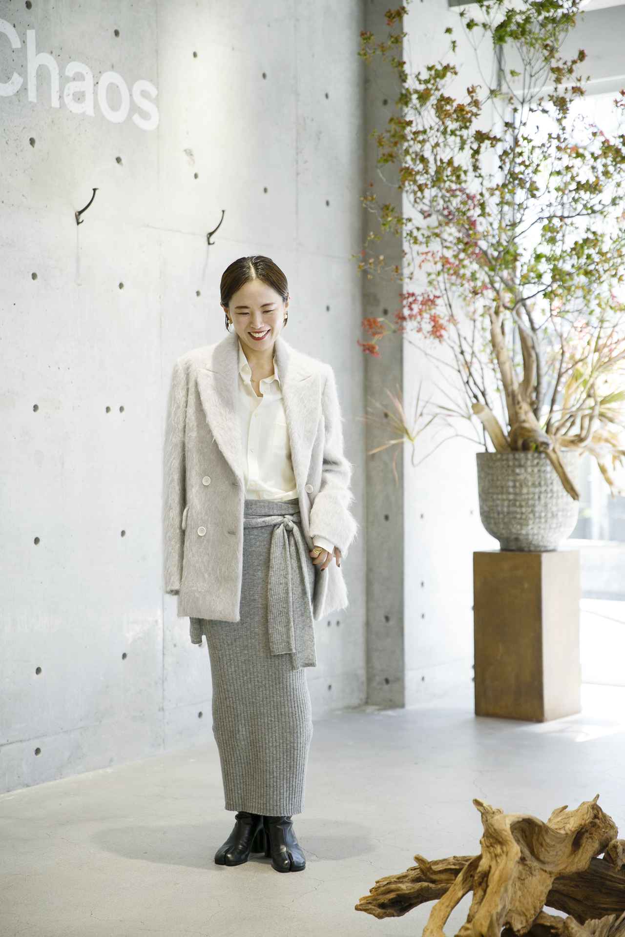 画像: 【カオス】ジャコート¥198,000、シャツ¥47,300、スカート¥28,600、腰巻きしたニット¥30,800、【メゾン マルジェラ】ブーツ¥204,600 www.dot-st.com