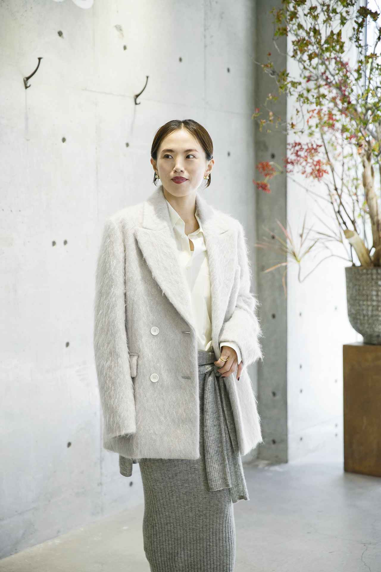 画像: 【カオス】ジャコート¥198,000、シャツ¥47,300、スカート¥28,600、腰巻きしたニット¥30,800 www.dot-st.com