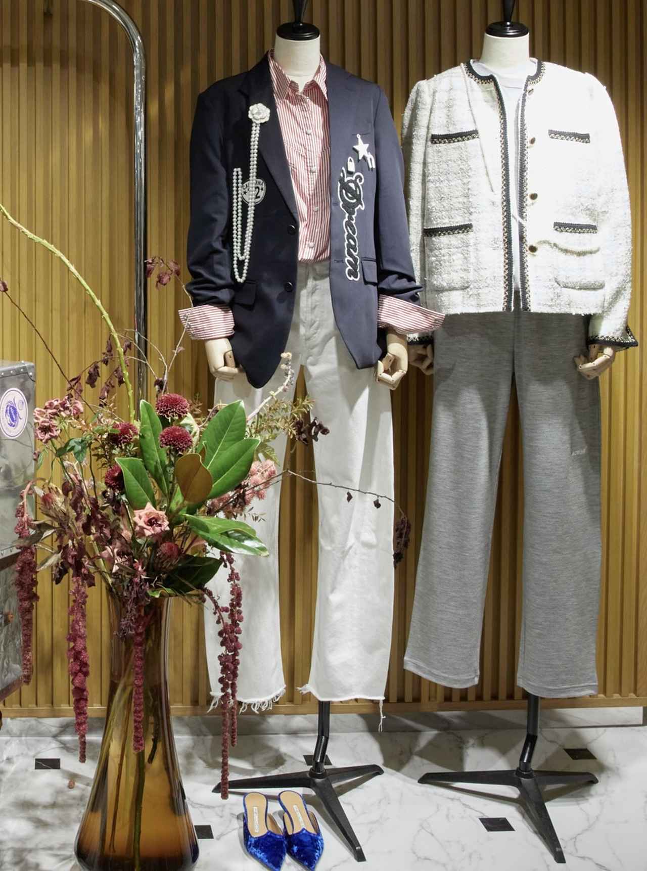 画像: （左）テーラードジャケット¥55,000、シャツ¥22,000、デニム¥41,800　（右）ツイードジャケット¥44,000、トップス ￥20,900、パンツ￥26,400