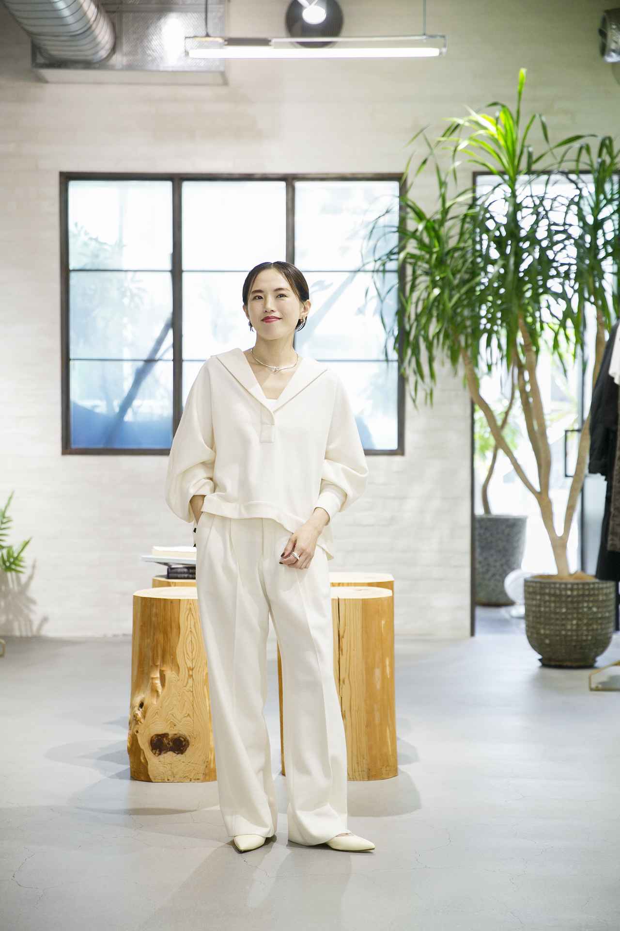 画像: 【カオス】プルオーバー¥45,100、パンツ¥46,200、【マノロ ブラニク】シューズ¥12,8700 www.dot-st.com