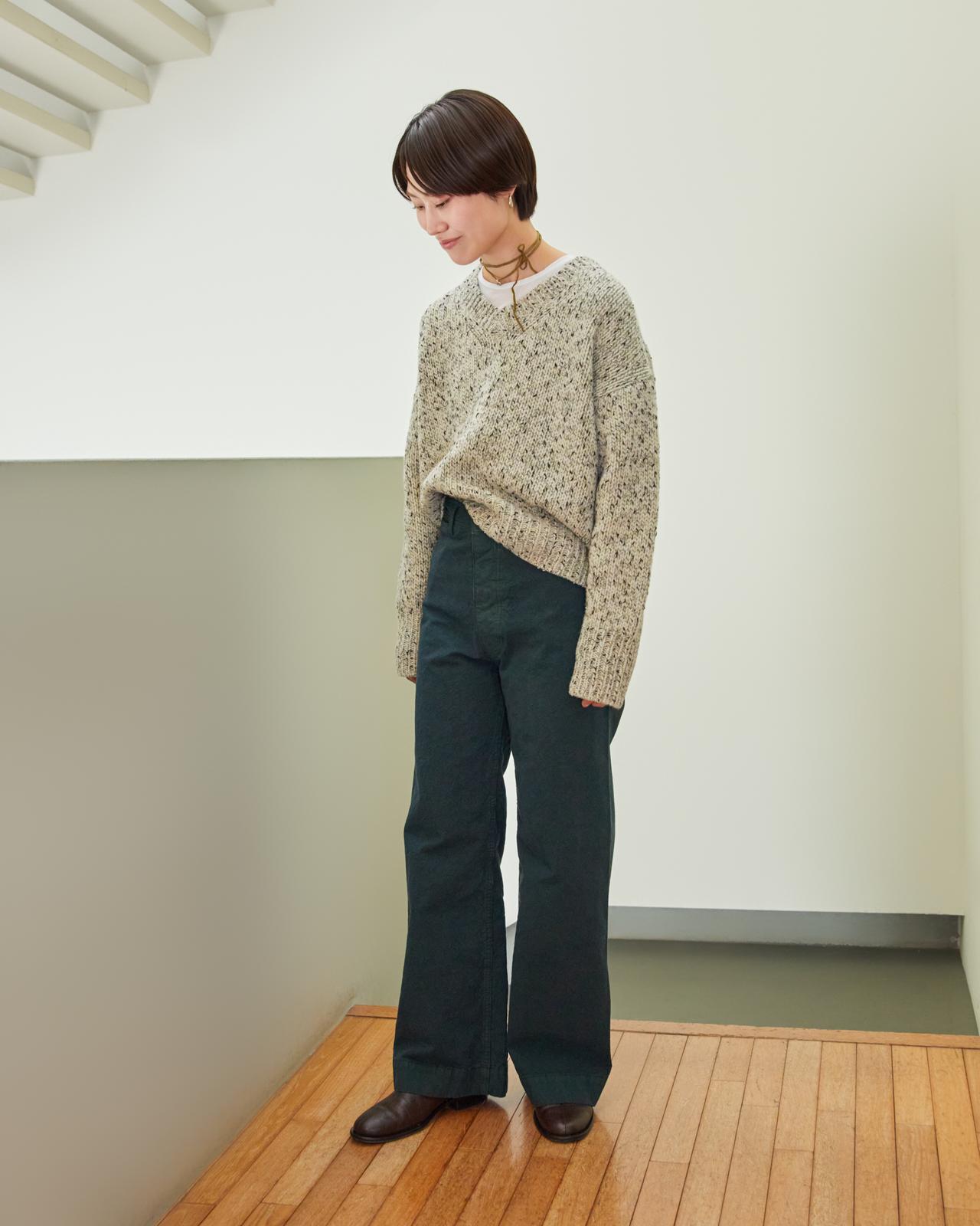 画像: ニット￥58,300・中に着たインナー￥15,400・ジェシー カムのパンツ￥66,000・　ジェイヴィーエーエムのシューズ￥41,800（ギャルリー・ヴィー 丸の内店） store.tomorrowland.co.jp