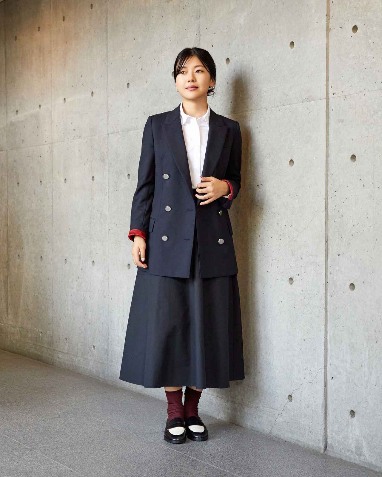 画像: MADISONBLUEのジャケット￥143,000・中に着たシャツ￥33,000・スカート￥35,200（マルティニーク）・NEBULONI E.のシューズ￥64,900