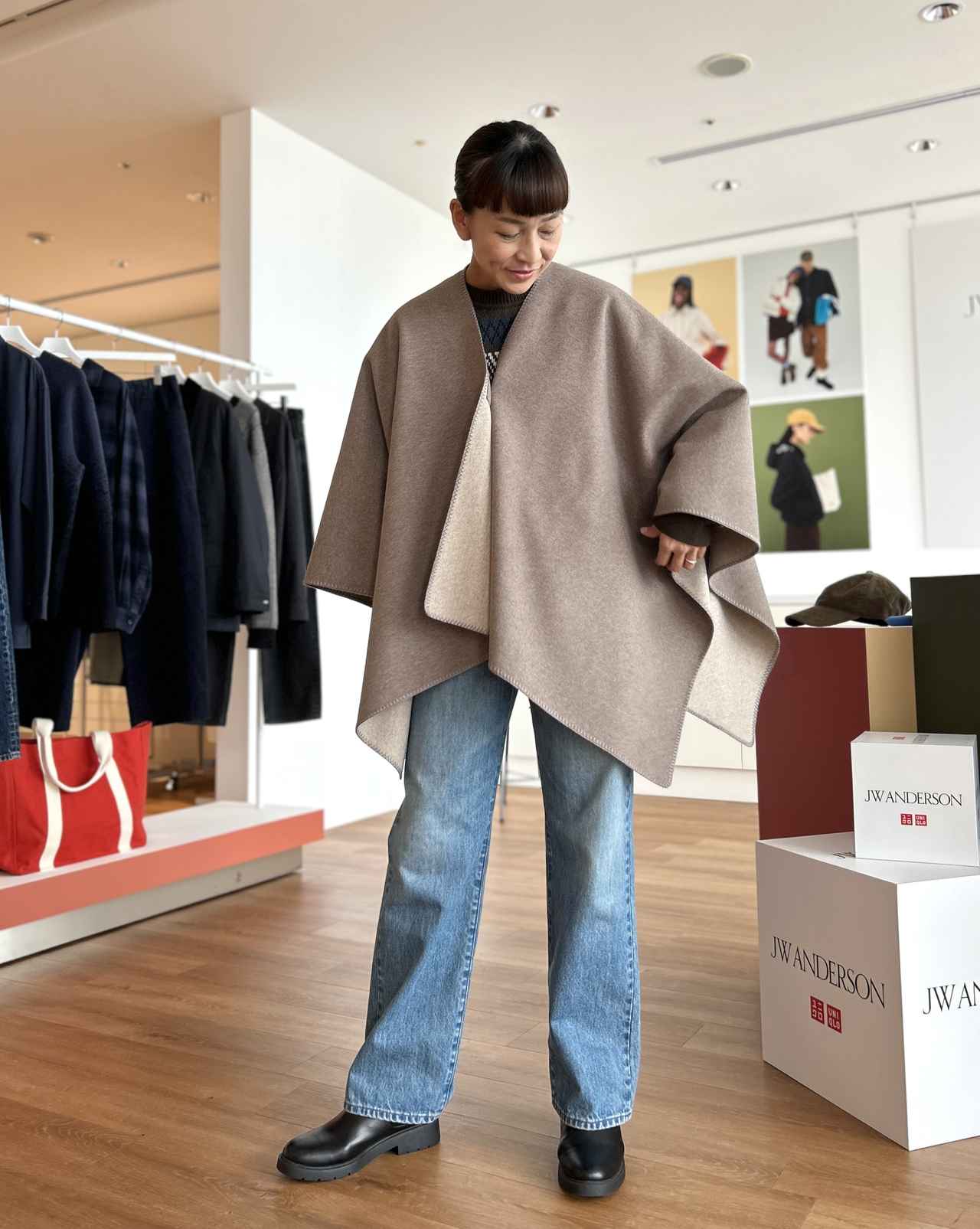 画像1: 【ユニクロ アンド ジェイ ダブリュー アンダーソン】ポンチョ¥5,990 ※一部店舗にて販売、フェアアイルクルーネックセーター¥3,990 ※一部店舗にて販売、ストレートジーンズ¥4,990 www.uniqlo.com