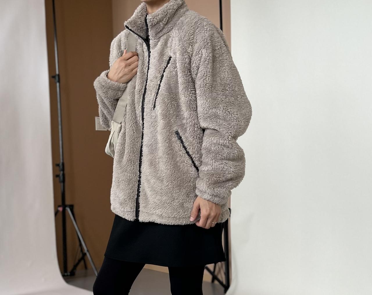 画像: 【UNIQLO and NEEDLES】フリースジャケット（Lサイズ着用）¥4,990、【UNIQLO】ダブルフェイスミニワンピース¥1,990、ラウンドミニショルダーバッグ¥1,500 www.uniqlo.com