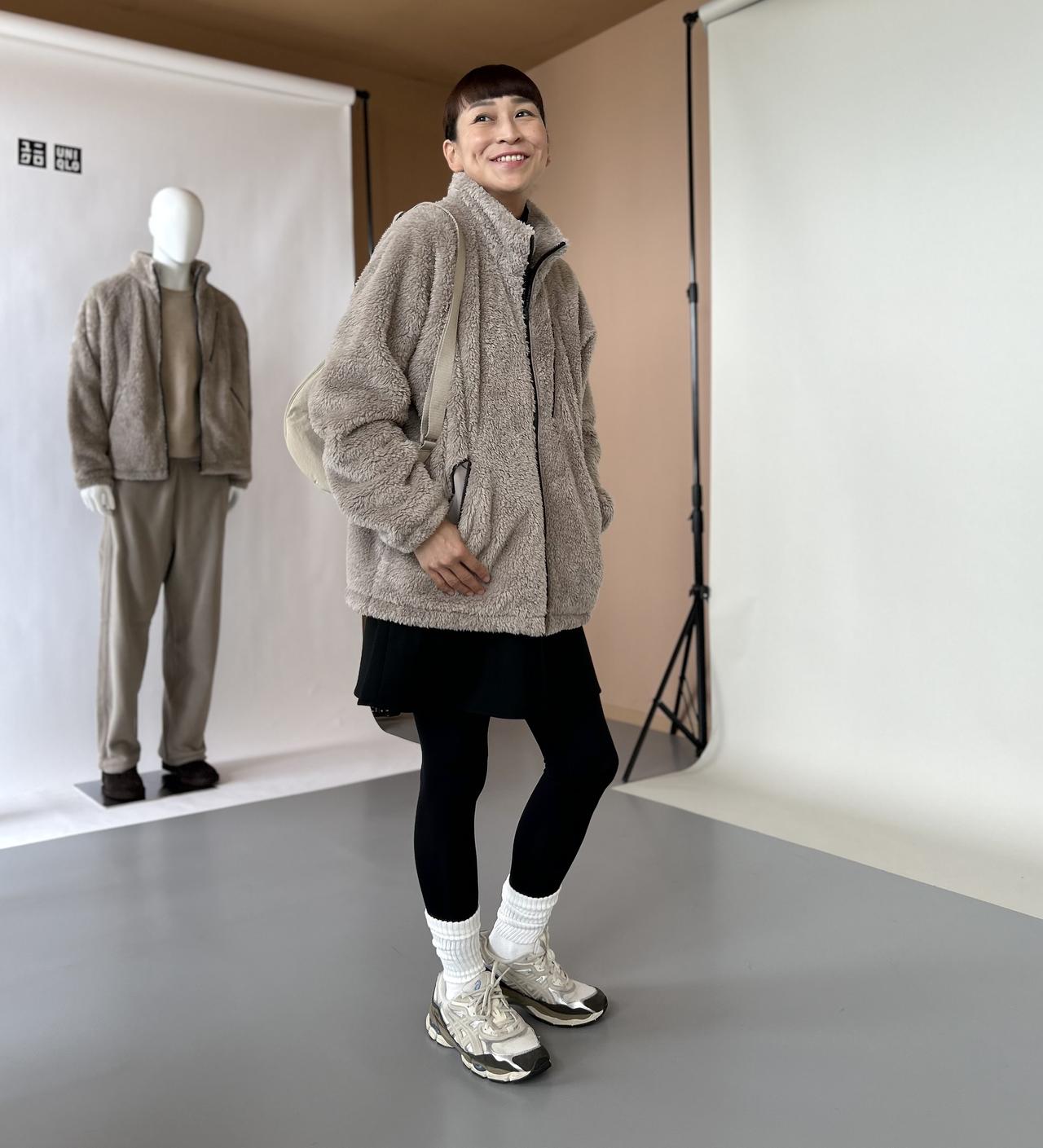 画像: 【UNIQLO and NEEDLES】フリースジャケット（Lサイズ着用）¥4,990、【UNIQLO】ダブルフェイスミニワンピース¥1,990、ラウンドミニショルダーバッグ¥1,500 ※佐藤さんの身長：165cm www.uniqlo.com