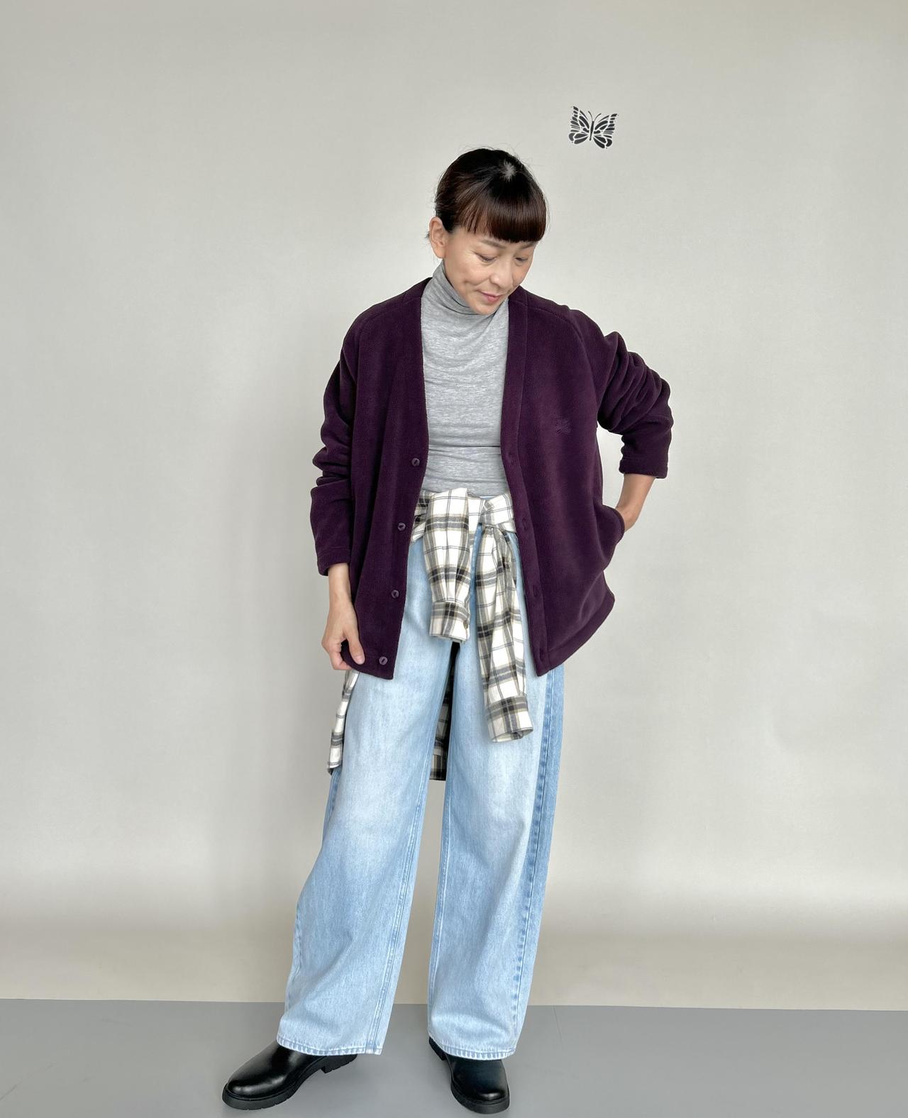 画像: 【UNIQLO and NEEDLES】フリースオーバーサイズカーディガン（Lサイズを着用）¥3,990、【UNIQLO：C】極暖ヒートテックカシミヤブレンドタートルネック¥2,290、【UNIQLO and JW ANDERSON】ストレートジーンズ¥4,990、【UNIQLO】フランネルチェックシャツ¥3,990　※佐藤さんの身長：165cm www.uniqlo.com