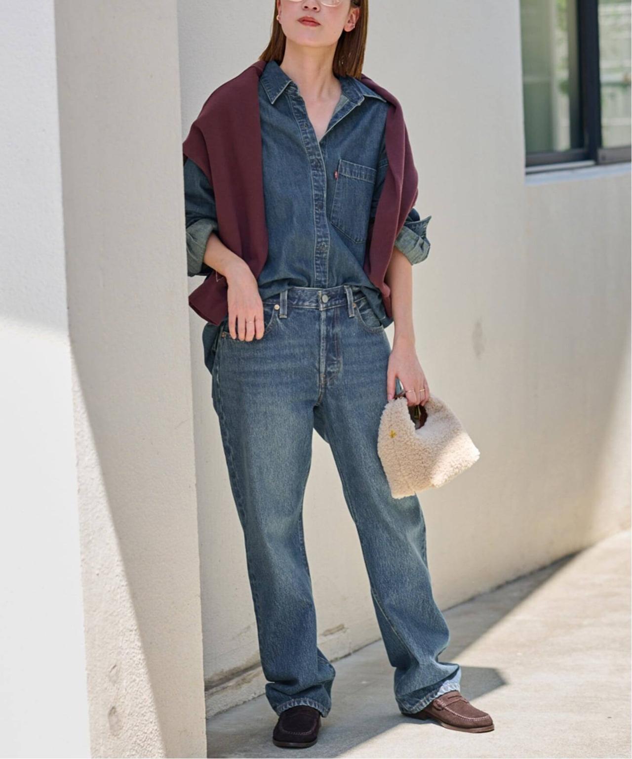 画像: ”Levi's®”のデニムパンツ￥15,400・”Levi's®”のデニムシャツ￥10,450（JOURNAL STANDARD relume） baycrews.jp