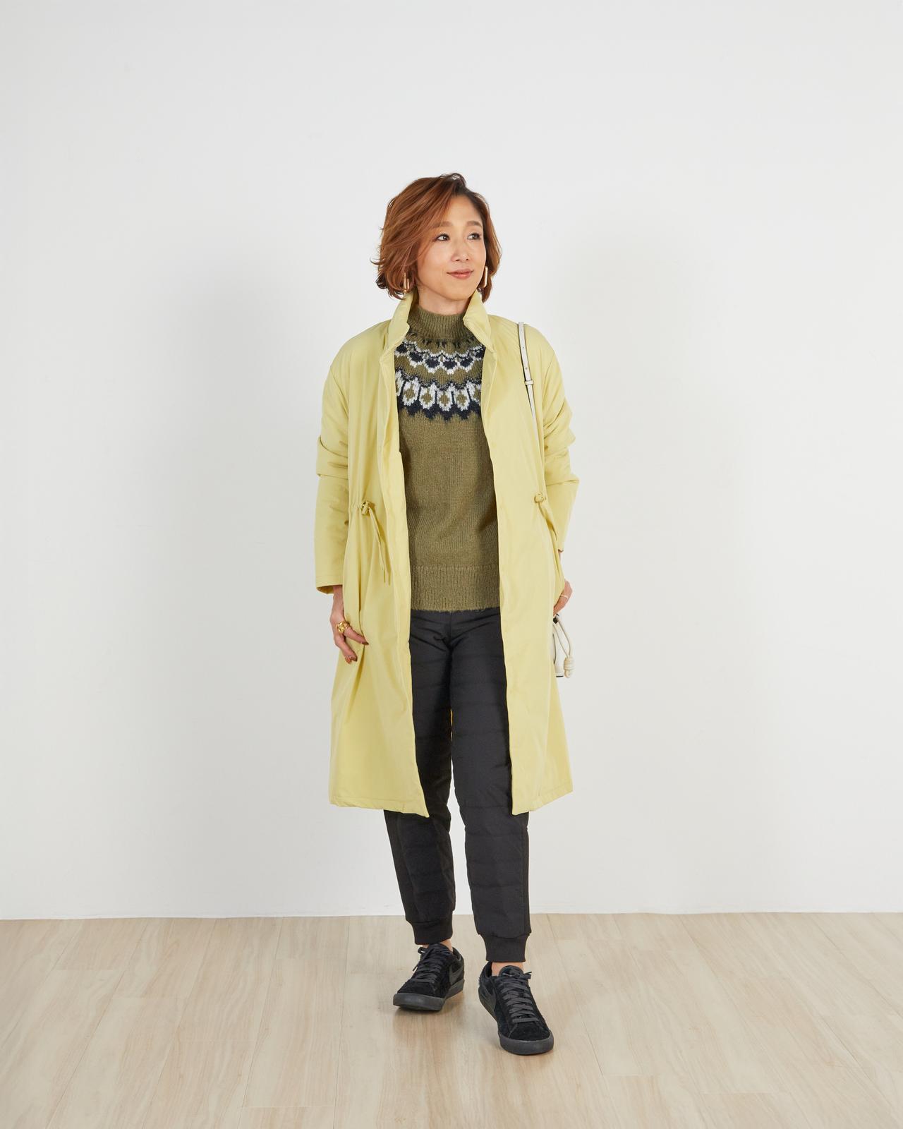 画像: 前後両面ダウンパンツ ショート丈　¥5,990※弓桁さんの身長：157㎝、着用サイズS／吸湿発熱あったか中綿スナップボタンコート　¥6,990／ヘアリーヤーンフェアアイル柄ニットプルオーバー　¥3,990