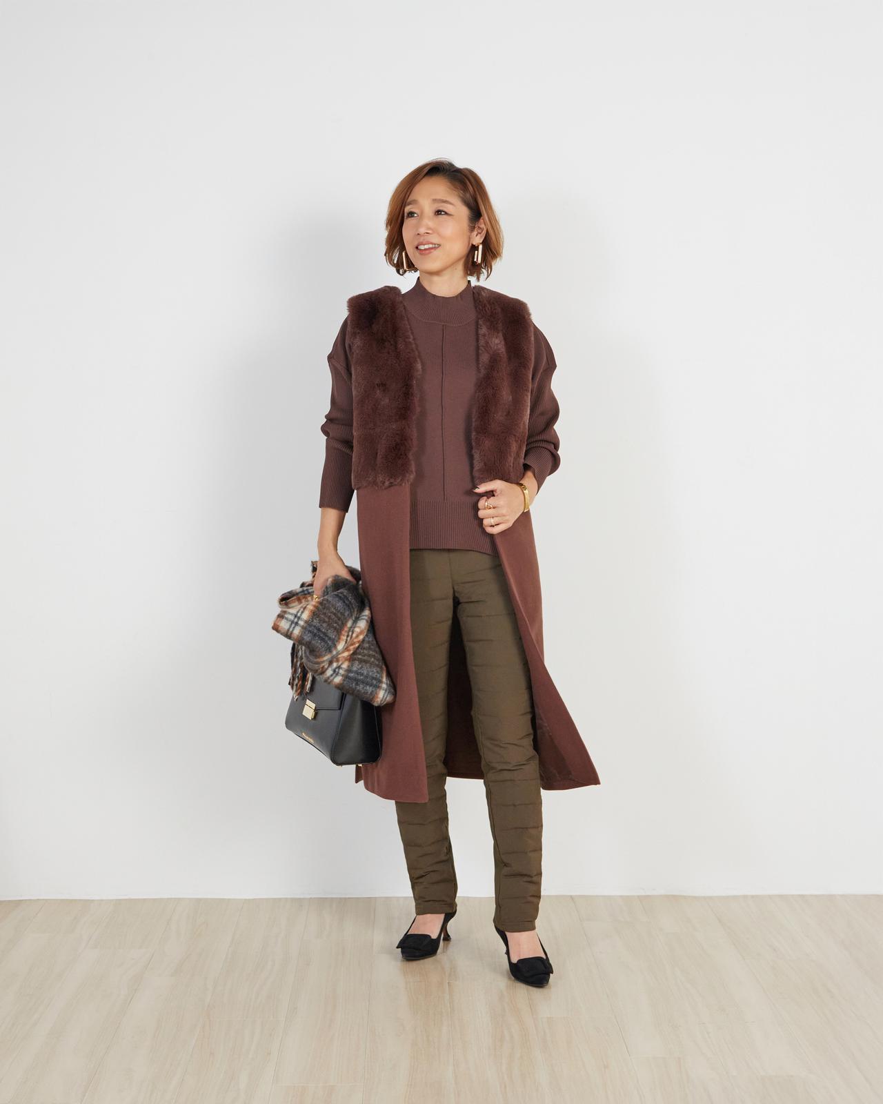 画像: 抗菌防臭生地使いあったかダウンパンツ レギュラー丈　¥3,990※弓桁さんの身長：157㎝、着用サイズS／フェイクファーロングジレ　¥4,990／軽量ニット編地切替えプルオーバー　¥3,490／フワフワチェックストール　¥2,990