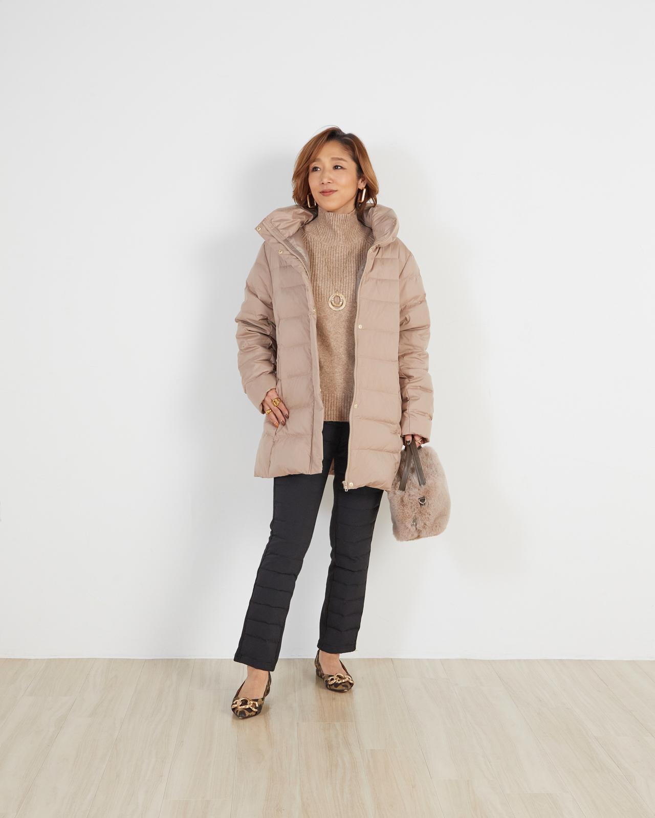 画像: 抗菌防臭生地使い裏シャギーダウンパンツ ショート丈　¥4,990※弓桁さんの身長：157㎝、着用サイズS／フレンチダウンボリューム襟コート　¥8,990／綿混ニット編地切替えプルオーバー　¥3,990／異素材重ねモチーフネックレス　¥1,990／フェイクファーミニショルダーバッグ　¥3,990