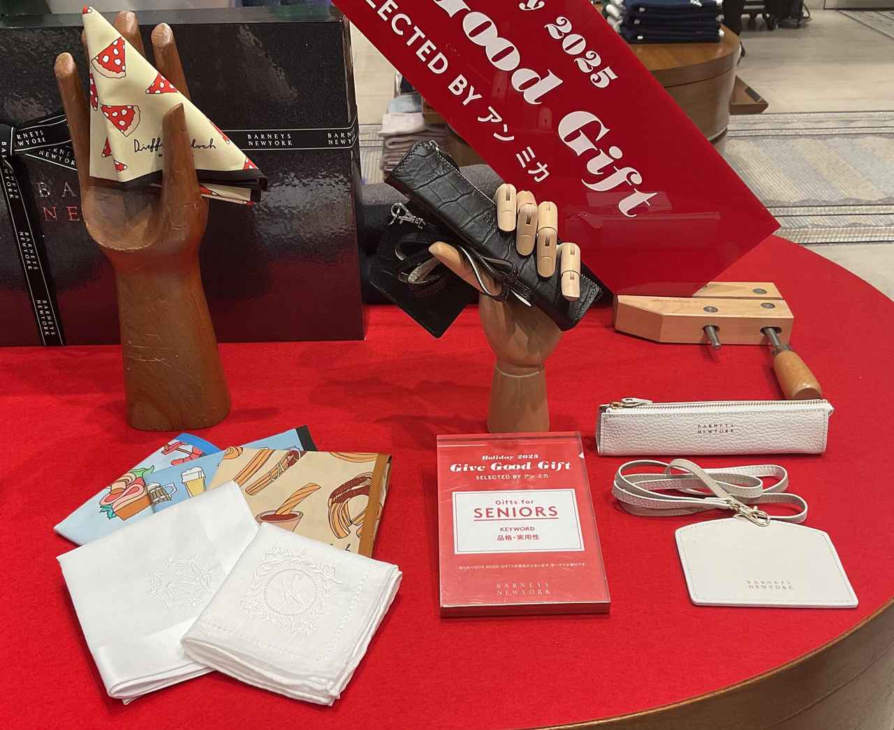 画像: 【BARNEYS NEW YORK】IDカードケース￥12,100、ペンケース¥8,250、【DIEFFE KINLOCH】ハンカチ各¥3,630 www.barneys.co.jp