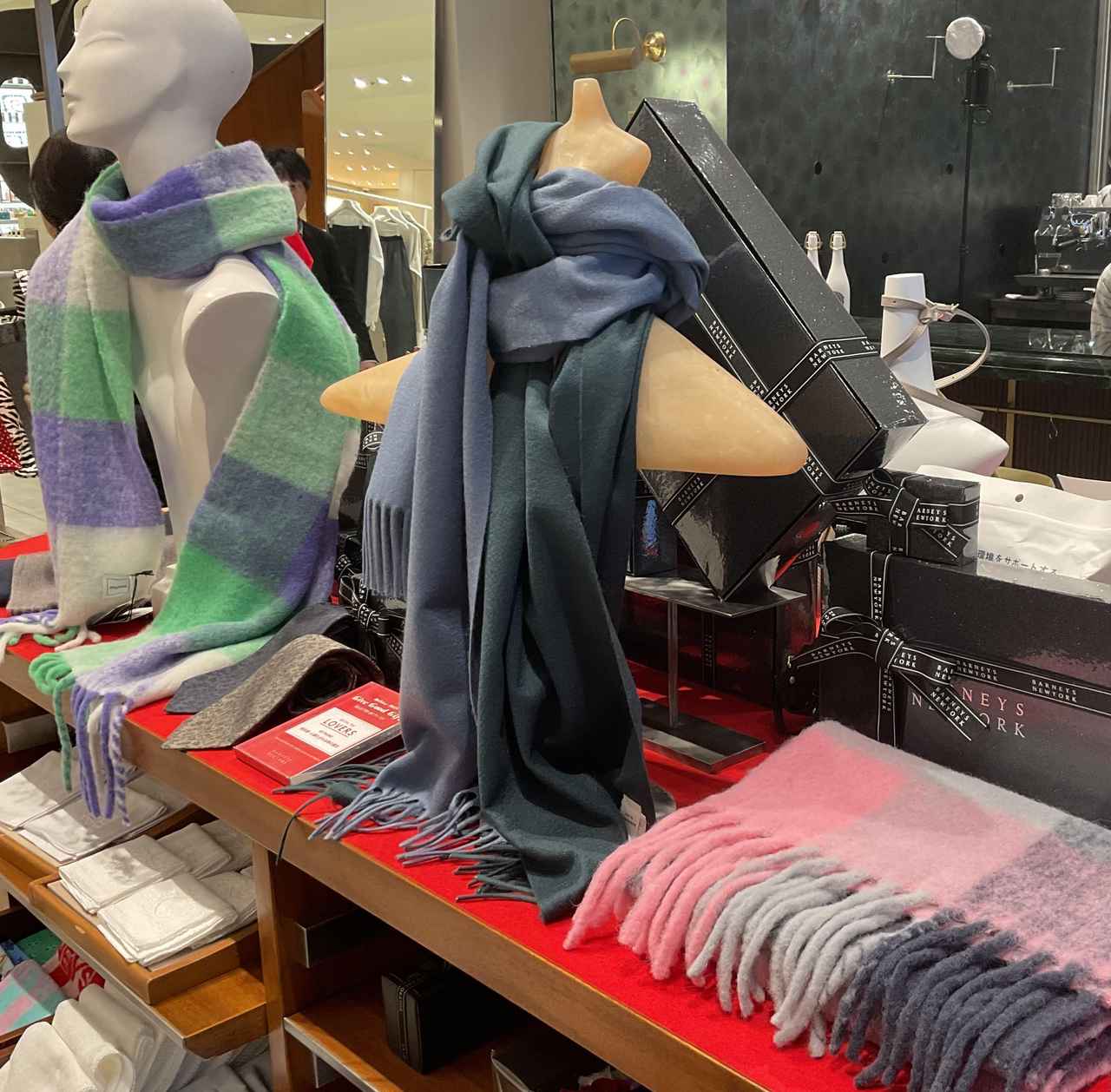 画像: 【ATTO VANNUCCIFIRENZE】タイ各￥44,000、【MYLAB】チェックマフラー各￥27,500 www.barneys.co.jp