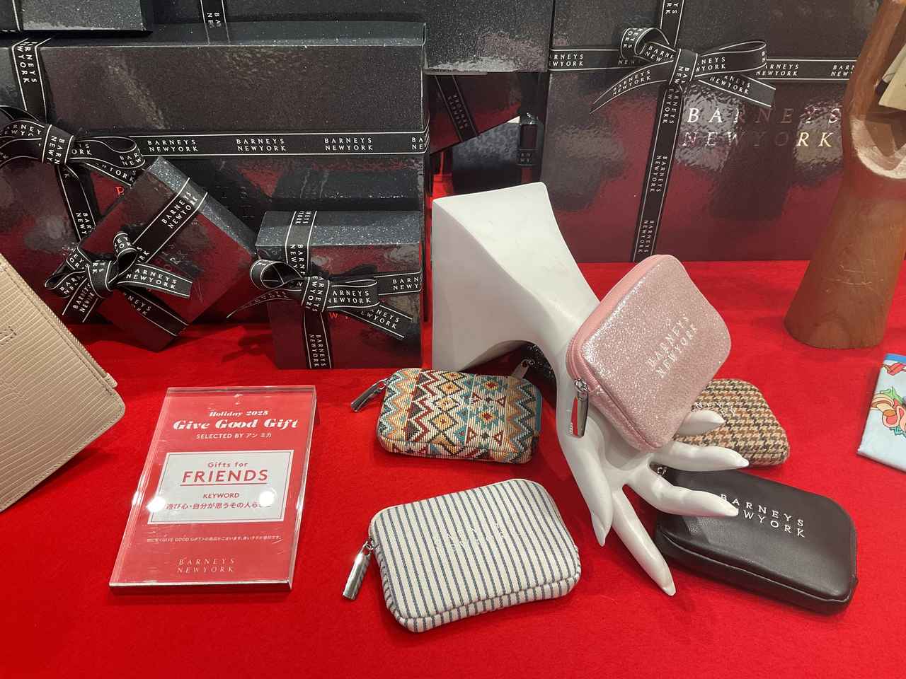 画像: 【BARNEYS NEW YORK】チョコレート入りポーチ各¥1,980 www.barneys.co.jp