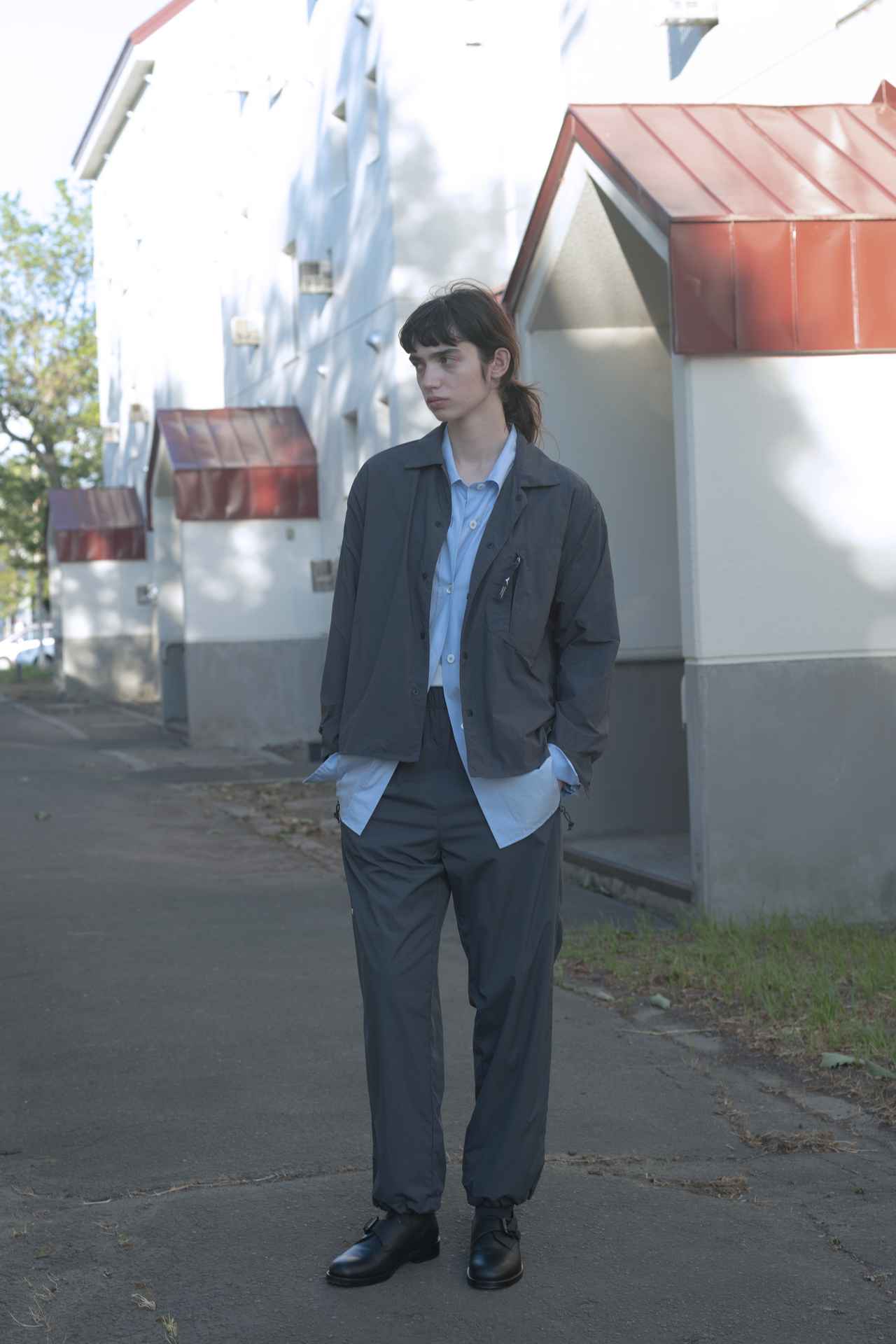 画像: リサイクルナイロンライトポプリンシャツ¥33,000（税込）、リサイクルナイロンコンパクトリップストップトラウザーズ￥30,800（税込）