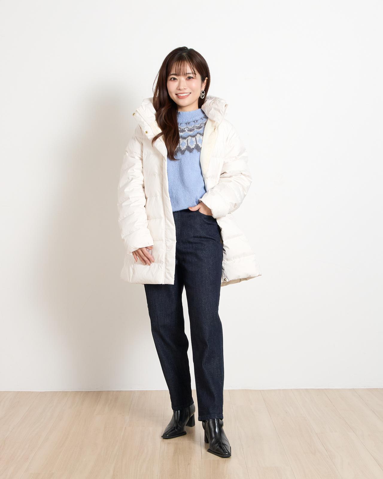 画像: フレンチダウンボリューム襟コート　¥7,990（創業祭値下げ価格）／ヘアリーヤーンフェアアイル柄ニットプルオーバー　¥3,990／ラメデニムパンツ　¥3,192（ショート丈・レギュラー丈）　※着用サイズ：コートSサイズ、ニットMサイズ、デニムパンツSサイズのショート丈