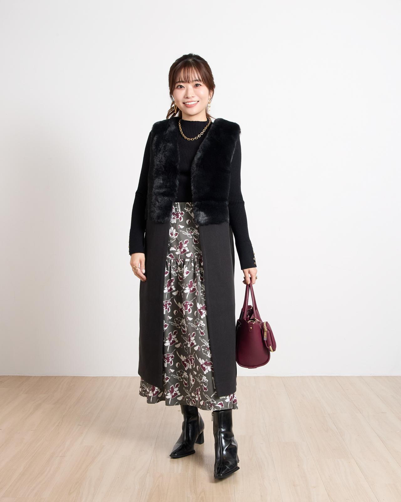 画像: フェイクファーロングジレ　¥4,990／しっとり柔らかニットリブプルオーバー　¥2,990／花柄ギャザー切替えスカート　¥4,490／ミニポーチ付き2WAYバッグ　¥3,990　※着用サイズ：ジレSサイズ、ニットSサイズ、スカートMサイズ