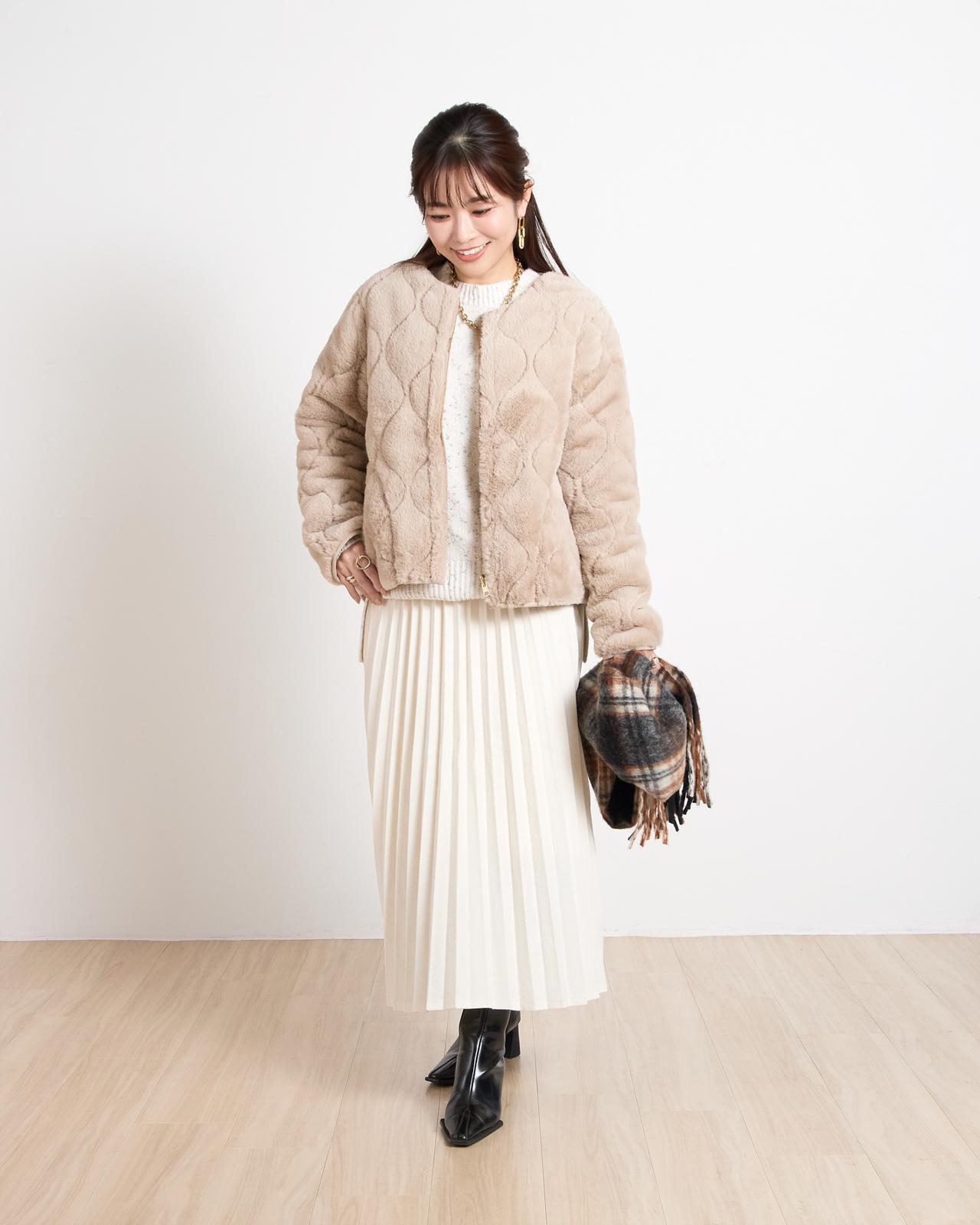 画像: リバーシブルフェイクファーキルティングコート　¥6,990（創業祭値下げ価格）／ノットラメニットプルオーバー　¥3,990／ピーチスキンエンボスプリーツスカート　¥3,990／フワフワチェックストール　¥2,990　※着用サイズ：コートSサイズ、ニットMサイズ、スカートSサイズ