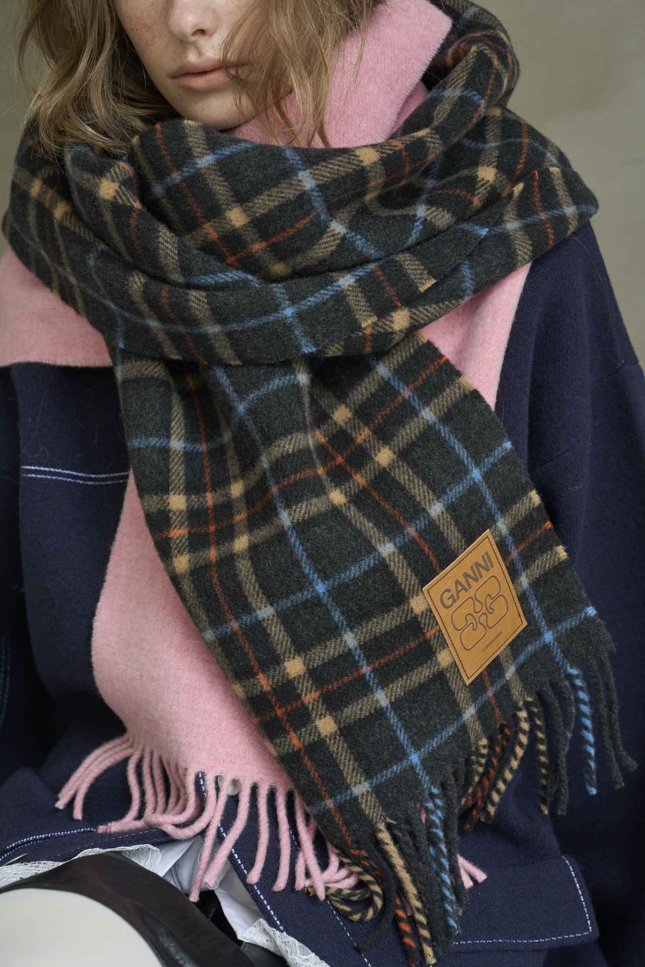画像: 「Double Face Wool Solid Scarf / A6942」各￥31,900【ガニー】 出典：ファーストハンド
