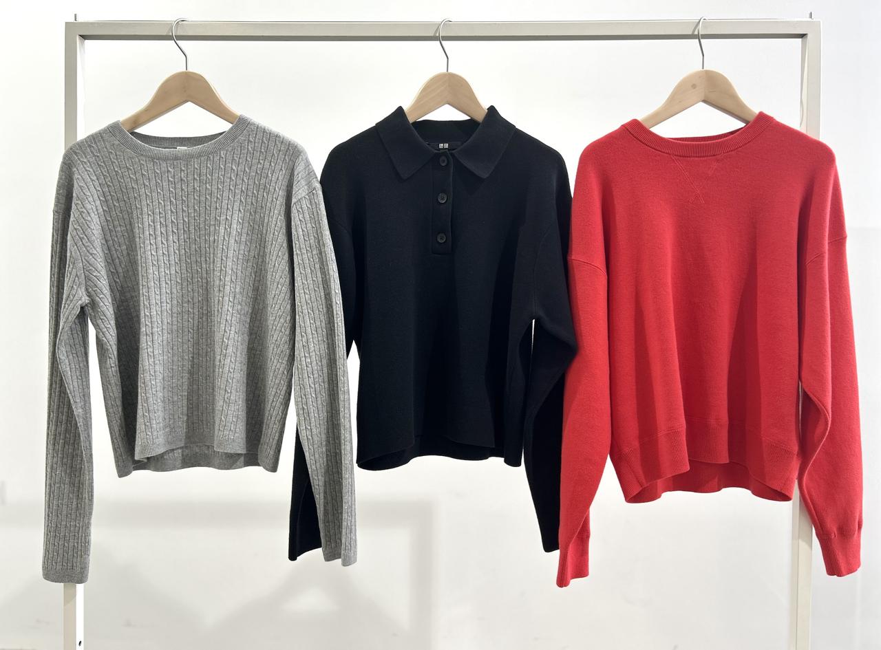 画像: 【ユニクロ】左から：ミニケーブルクルーネックセーター¥3,990、スムースコットンポロセーター¥3,990、【ユニクロ：シー】スムースコットンクルーネックセーター¥3,990 www.uniqlo.com