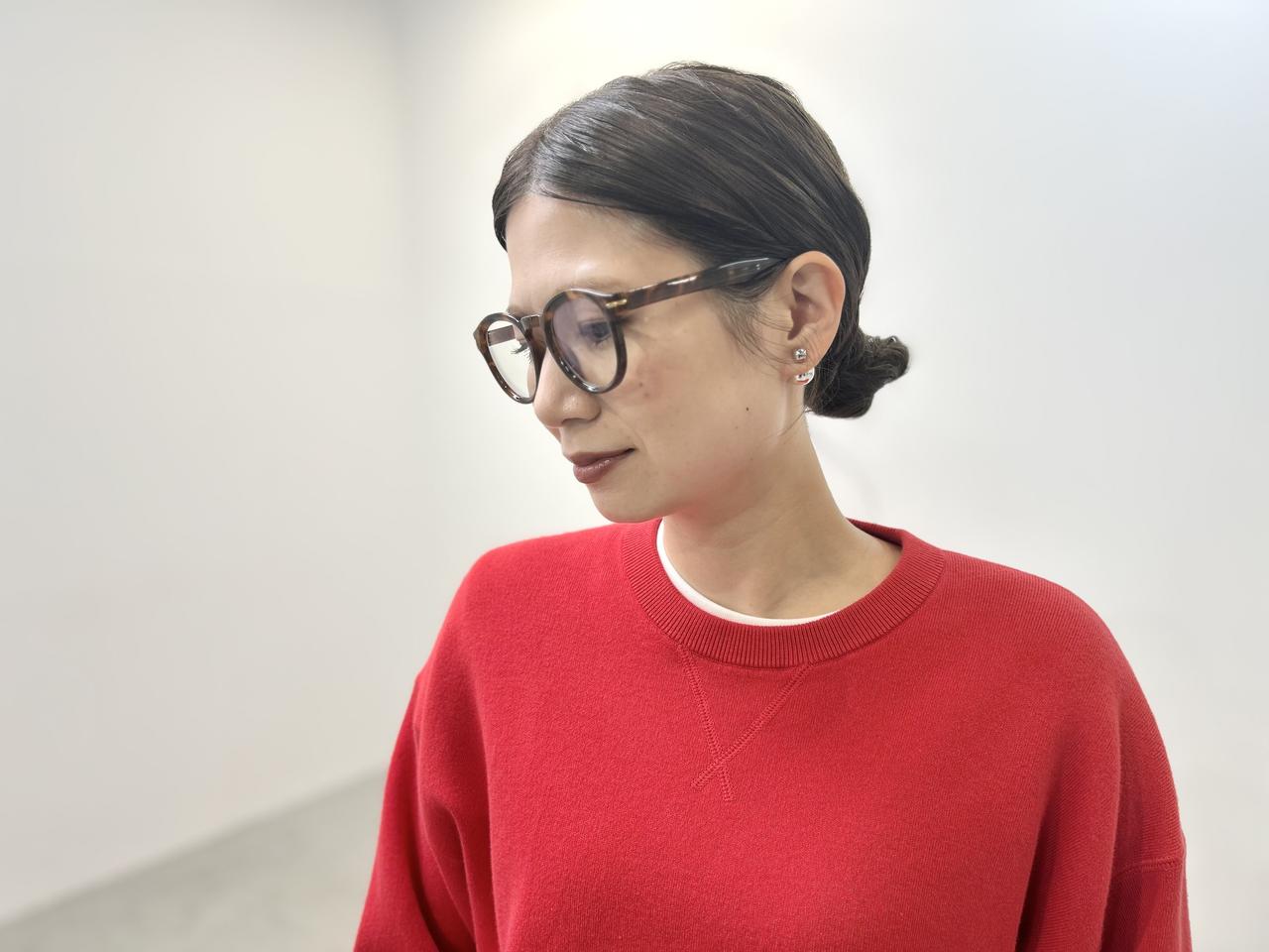 画像: 【ユニクロ：シー】スムースコットンクルーネックセーター（Mサイズ着用）¥3,990、【ユニクロ】スーピマコットンT長袖¥1,990 www.uniqlo.com