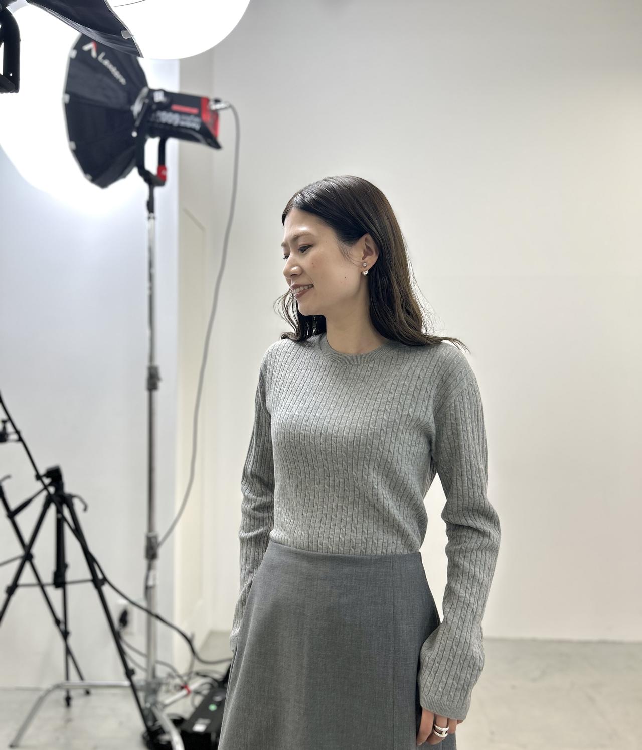 画像: 【ユニクロ】ミニケーブルクルーネックセーター（Mサイズ着用）¥3,990、スリットスコート ※2026年1月中旬発売予定（Mサイズ着用）¥2,990 www.uniqlo.com