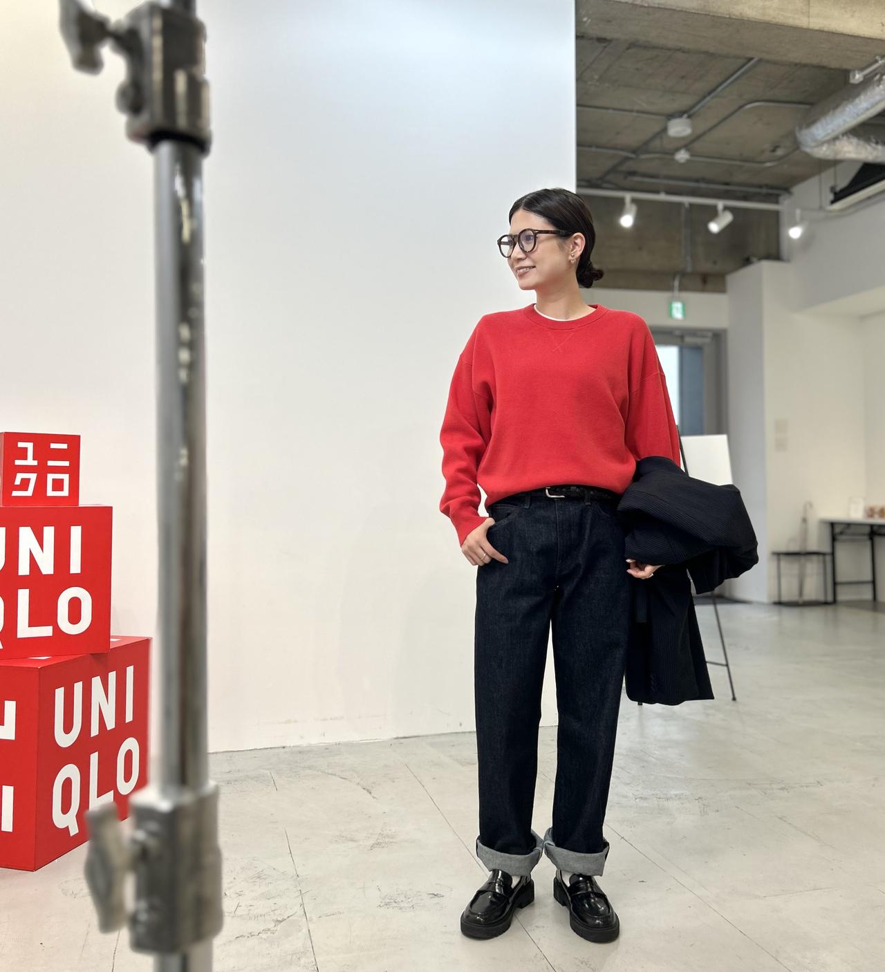 画像: 【ユニクロ：シー】スムースコットンクルーネックセーター（Mサイズ着用）¥3,990、【ユニクロ】スーピマコットンT長袖（Mサイズ着用）¥1,990、手に持ったダブルジャケット¥6,990、レザーメッシュベルト（メンズ）¥2,990、【UNIQLO and JW ANDERSON】ストレートジーンズ（25インチ着用）¥4,990 ※太田さんの身長：159㎝ www.uniqlo.com