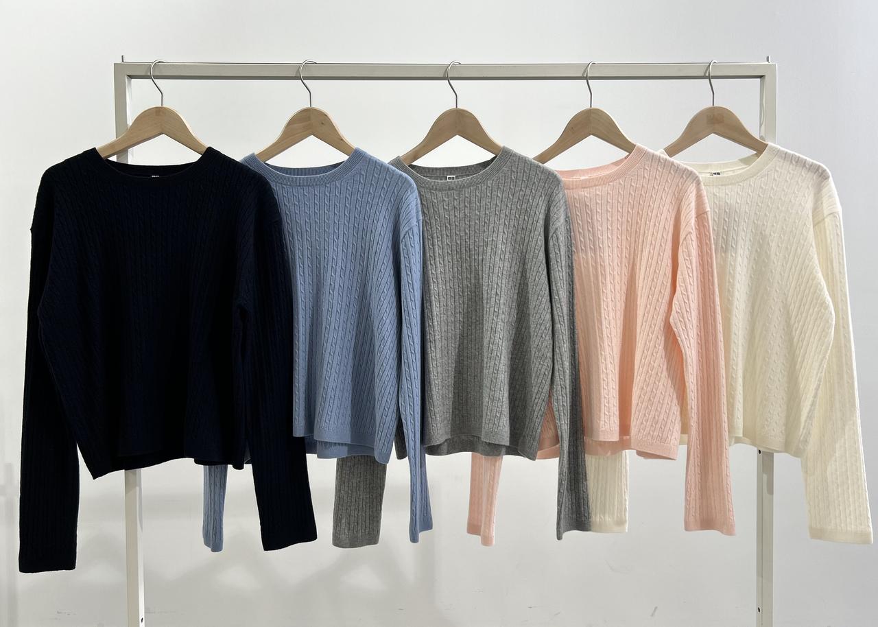 画像: 【ユニクロ】ミニケーブルクルーネックセーター各¥3,990 www.uniqlo.com