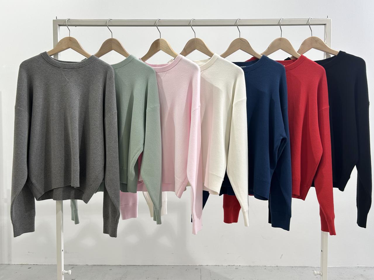 画像: 【ユニクロ：シー】スムースコットンクルーネックセーター各¥3,990 www.uniqlo.com