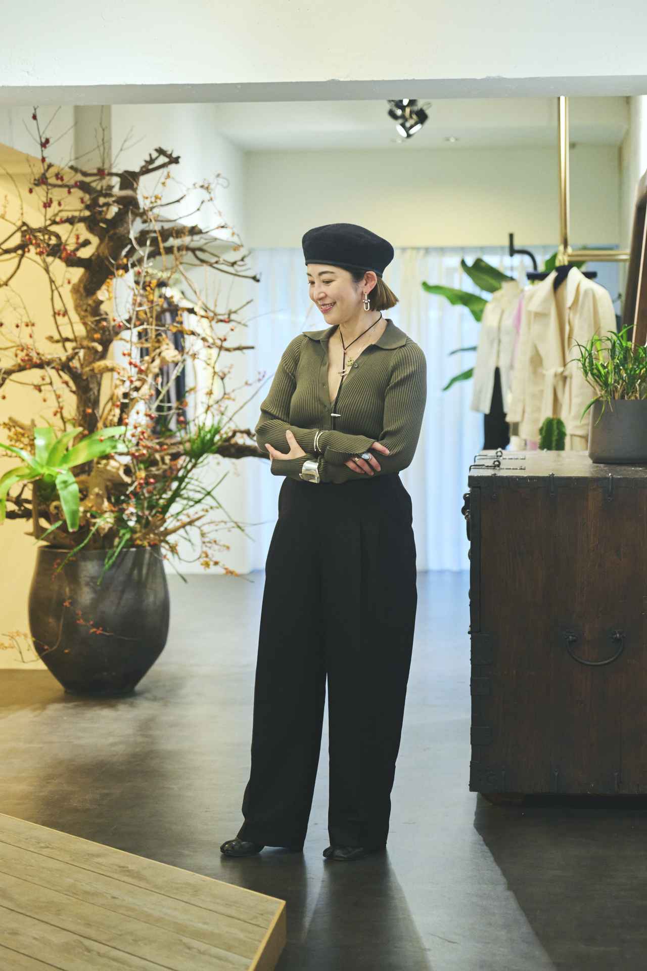 画像: 【unbilanc】ストークパンツ¥72,600、トルクニットポロ¥53,900、【 JOAQUIN BERAO】ネックレス¥141,900、バングル（左手）¥207,900、バングル（右手）¥104,500 ※予約商品 unbilanc.jp