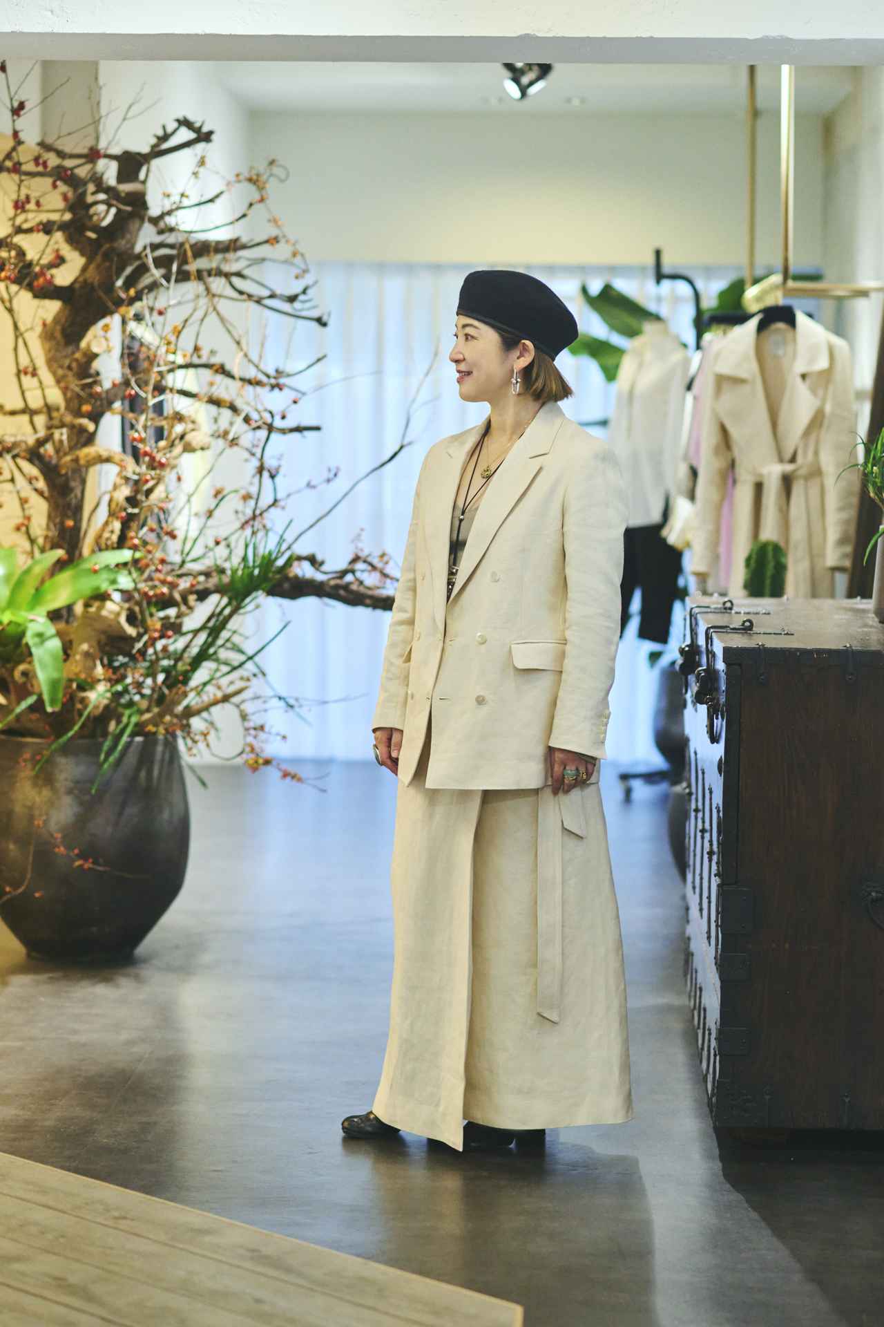 画像: 【unbilanc】ブライトンジャケット¥165,000、ブライトンラップスカート¥97,900 ※予約商品 unbilanc.jp