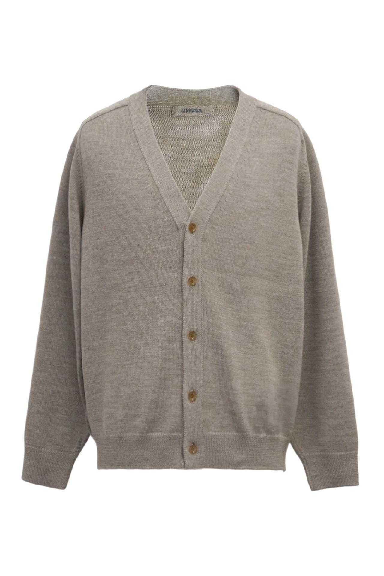 画像: 7GG V ネックカーディガン ¥42,900／UMEDA 出典：UMEDA公式サイト