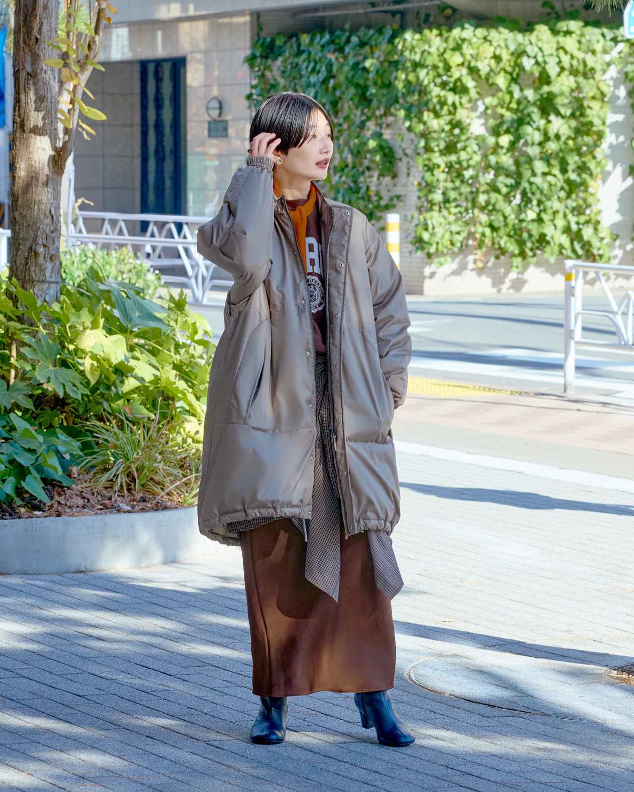 画像: ”ワイルド シングス"と"タイオン"コラボのコート￥50,600・”チャンピオン”のスウェット￥12,980・腰巻きしたシャツ￥9,900 ・スカート￥9,900・"ピュア カシミア ニューヨーク"のスカーフ￥9,900・イヤリング￥15,400・ブーツ￥17,600 （ジャーナル スタンダード レリューム） baycrews.jp