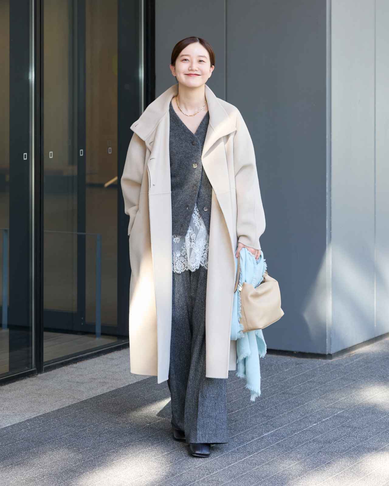 画像: コート￥72,600・カーディガン￥30,800・"HERITER"のキャミソール￥26,400・パンツ￥17,600・"NIMNIMDUAI "のストール￥41,800・"PUNTI. GRAFT BOX"のハンドバッグ￥46,200・"JVAM/"のショートブーツ￥37,400（IENA） baycrews.jp