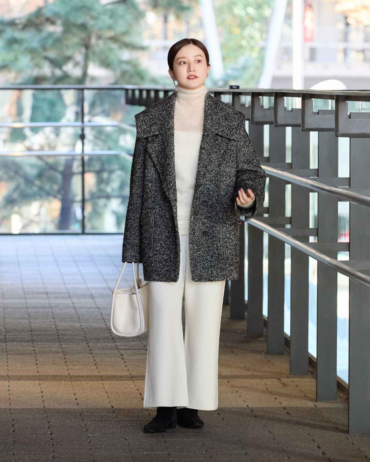 画像: コート￥61,600・プルオーバー￥19,800・パンツ￥20,900・"FABIO RUSCONI "のショートブーツ￥45,100（IENA） baycrews.jp