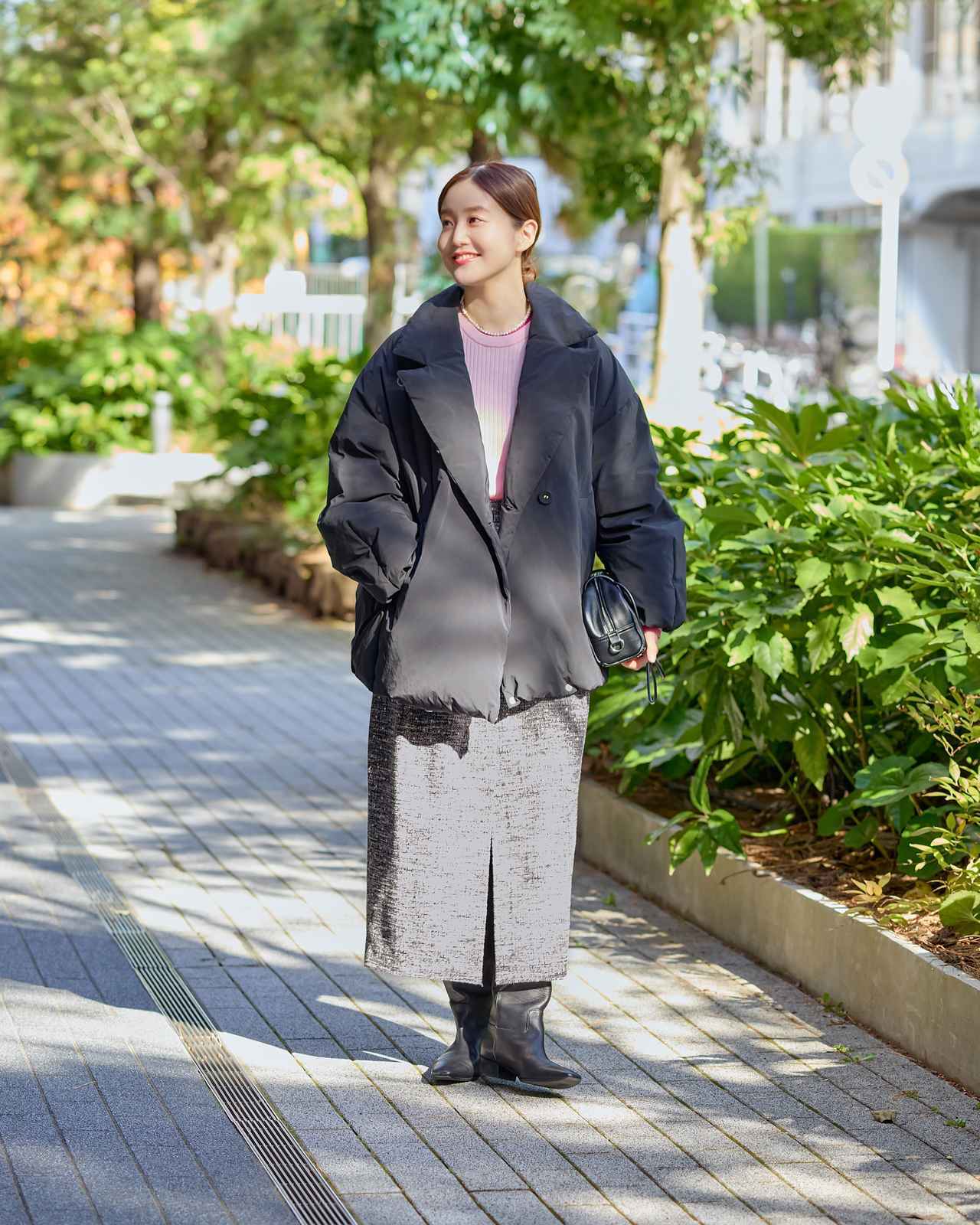 画像: ダウンコート￥39,600・クルーネックプルオーバ￥17,600・スカート￥30,800・"FABIO RUSCONI"のロングブーツ￥53,900・"＆MyuQ KAKU"のバッグ￥19,250（IENA） baycrews.jp