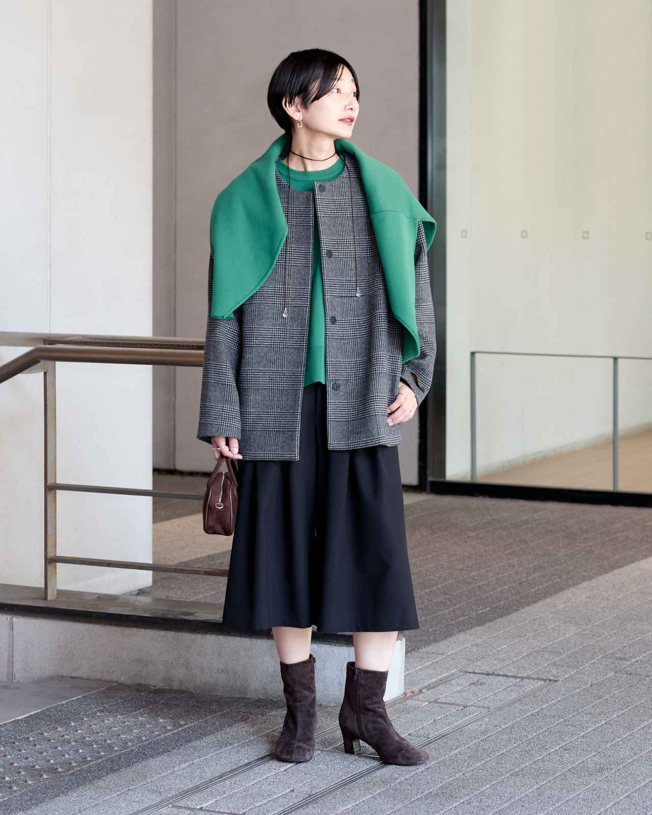 画像: コート¥27,500・肩にかけたニット￥8,800・中に着たニット￥8,250・パンツ￥8,800・”シシ ジョイア”のネックレス￥15,400・”ヴェレット”のバッグ￥8,800・ブーツ￥￥17,600 （ジャーナル スタンダード レリューム） baycrews.jp