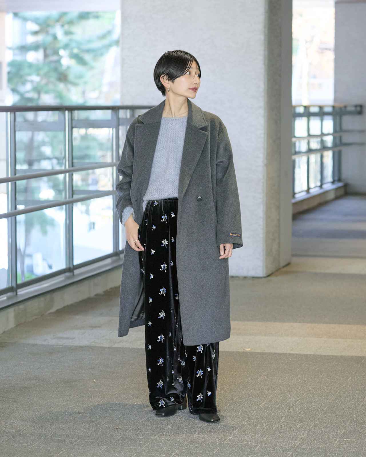 画像: コート￥33,000・”トリコ・ジャンマルク”のニット￥16,280 ・パンツ￥13,200・ネックレス￥12,100 ・”ケネス ジェイ レーン”のピアス￥6,600・”ヴェレット”のバッグ￥12,100・ブーツ￥15,950（ジャーナル スタンダード レリューム） baycrews.jp