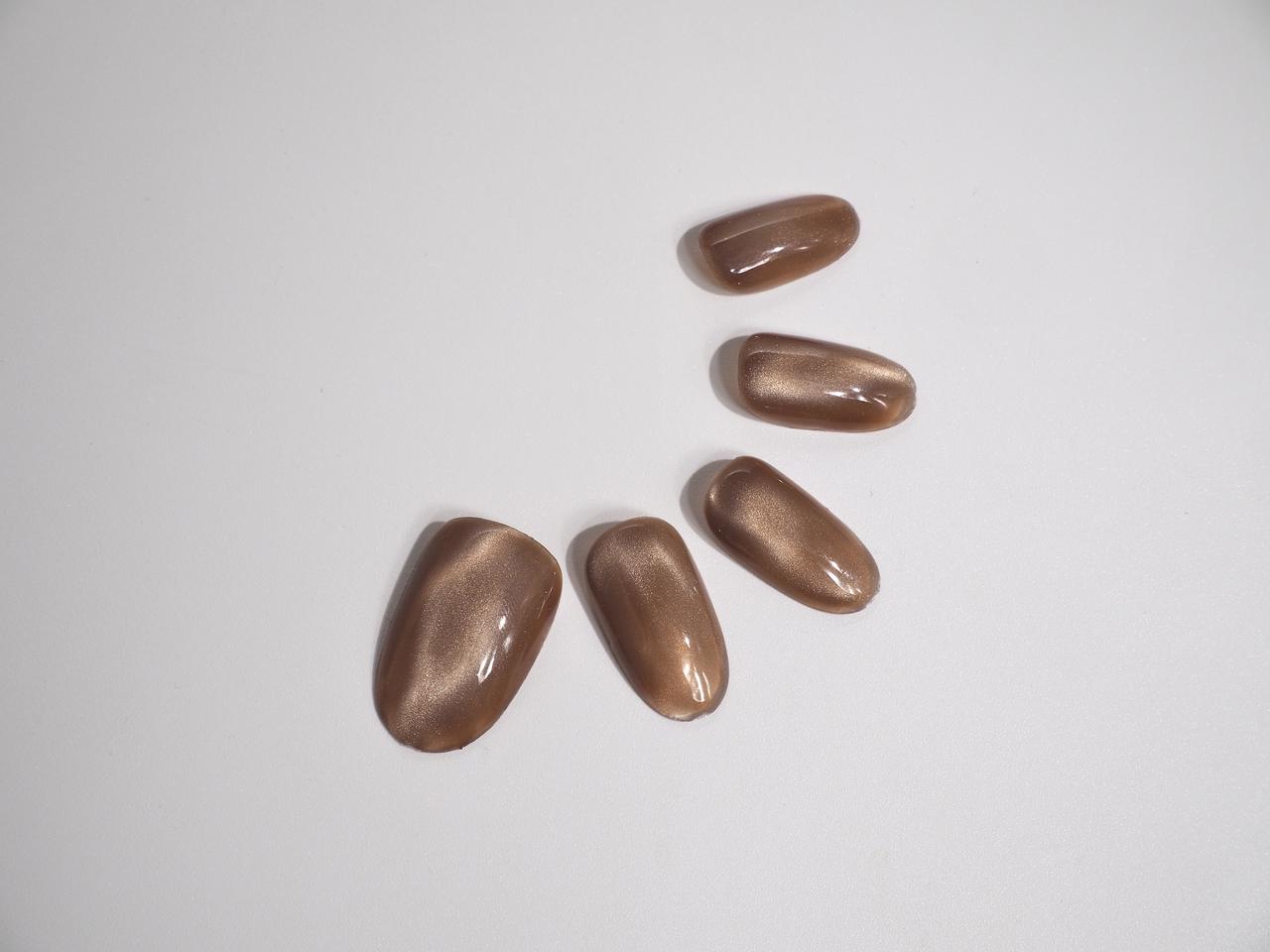 画像: 【3COINS】「シルキーマグネットスティックネイルジェル／and us」SM106ブラウン　¥330（税込）