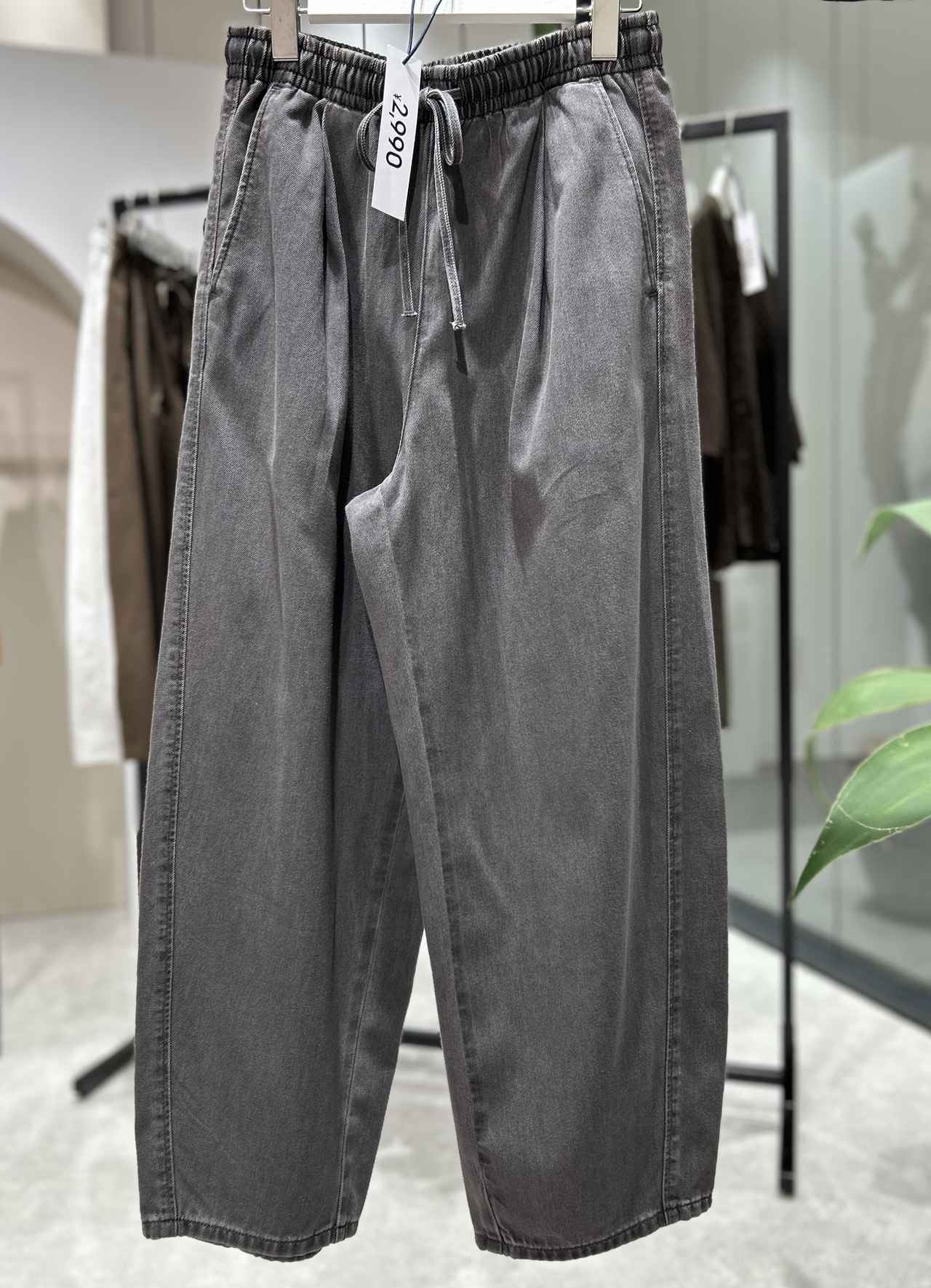 画像: 【GU】ライトデニムバレルアンクルパンツ¥2,990 www.gu-global.com