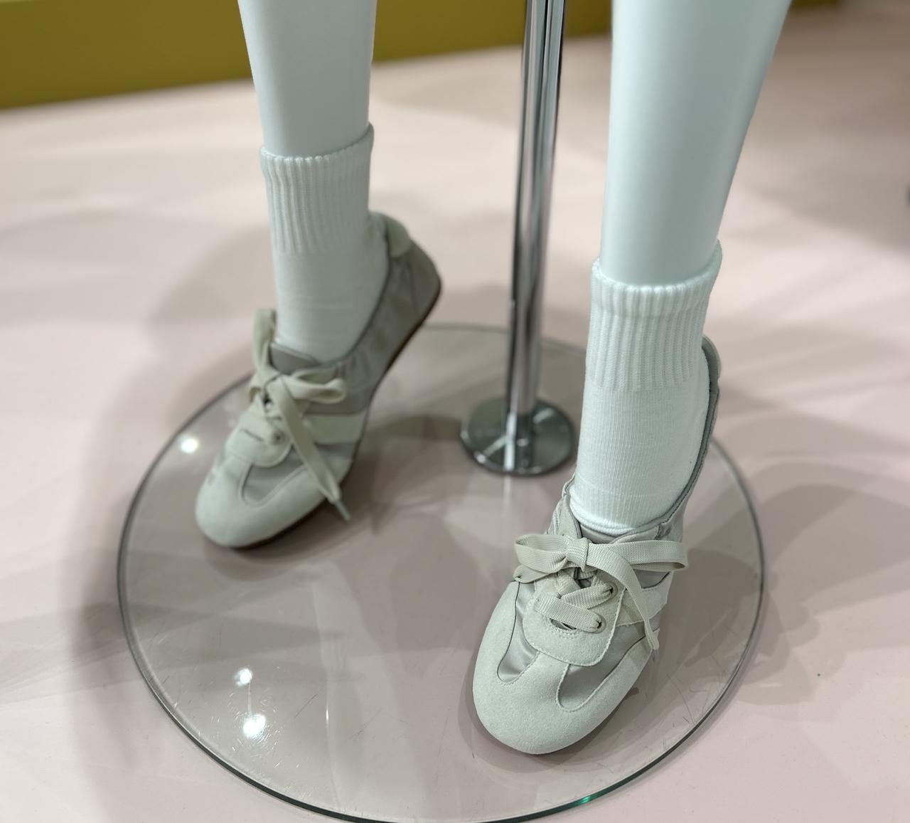 画像2: 【GU】ギャザーバレエスニーカー各¥2,990 www.gu-global.com