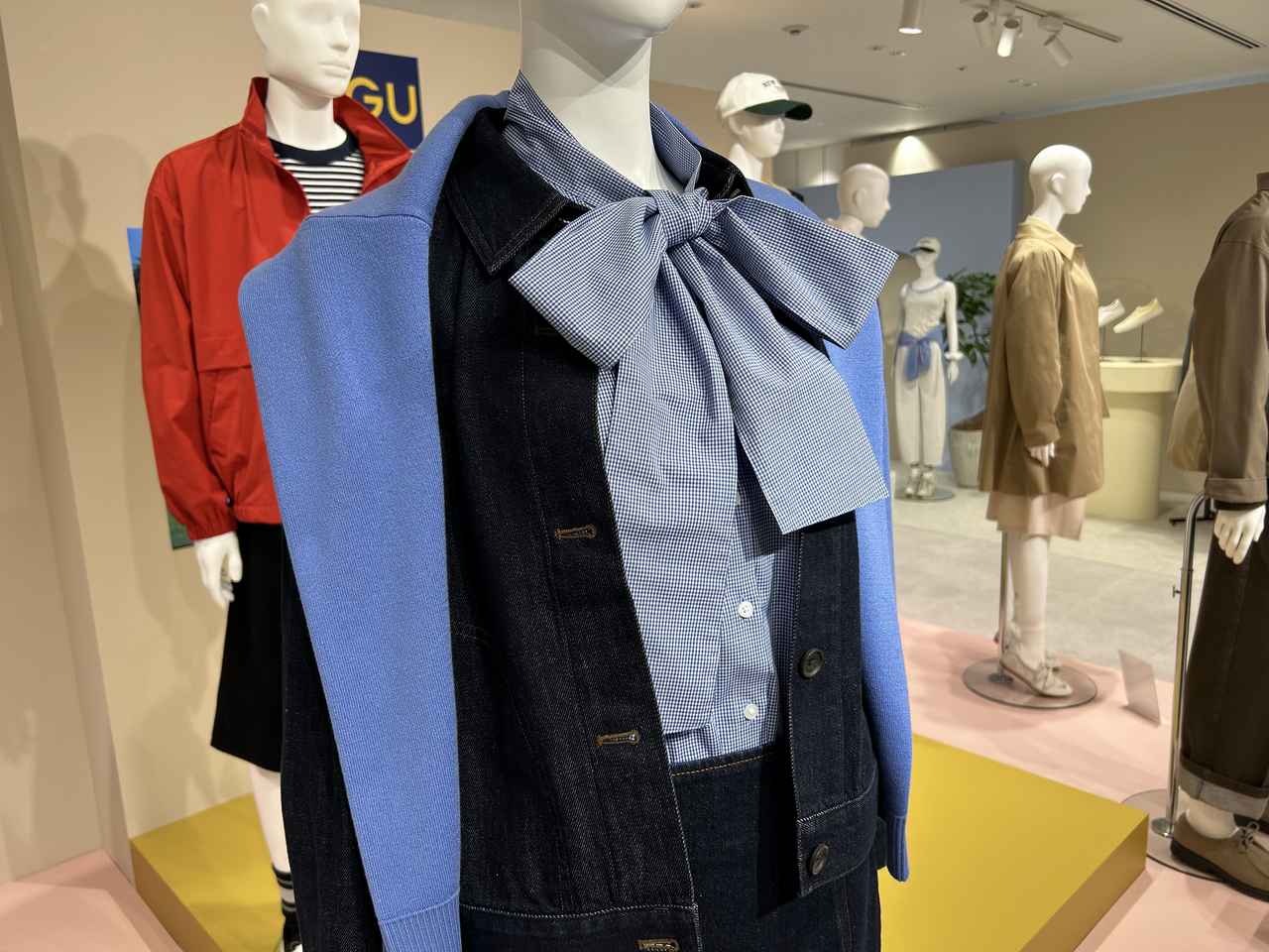 画像: 【GU】ボウタイブラウス¥2,490 www.gu-global.com