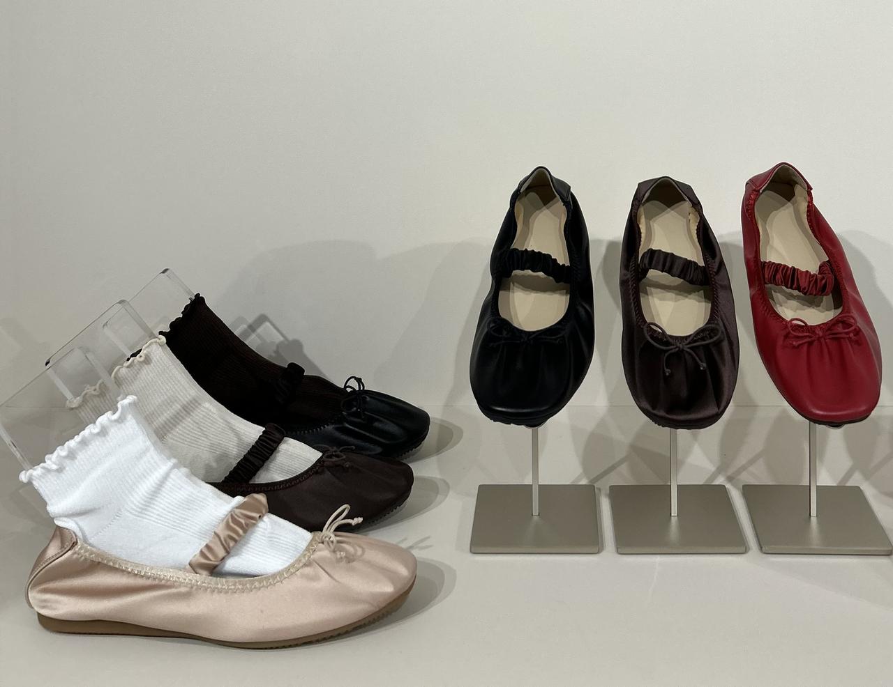 画像1: 【GU】ストラップバレエスニーカー（一部店舗、オンラインストアで販売）各¥2,990 www.gu-global.com