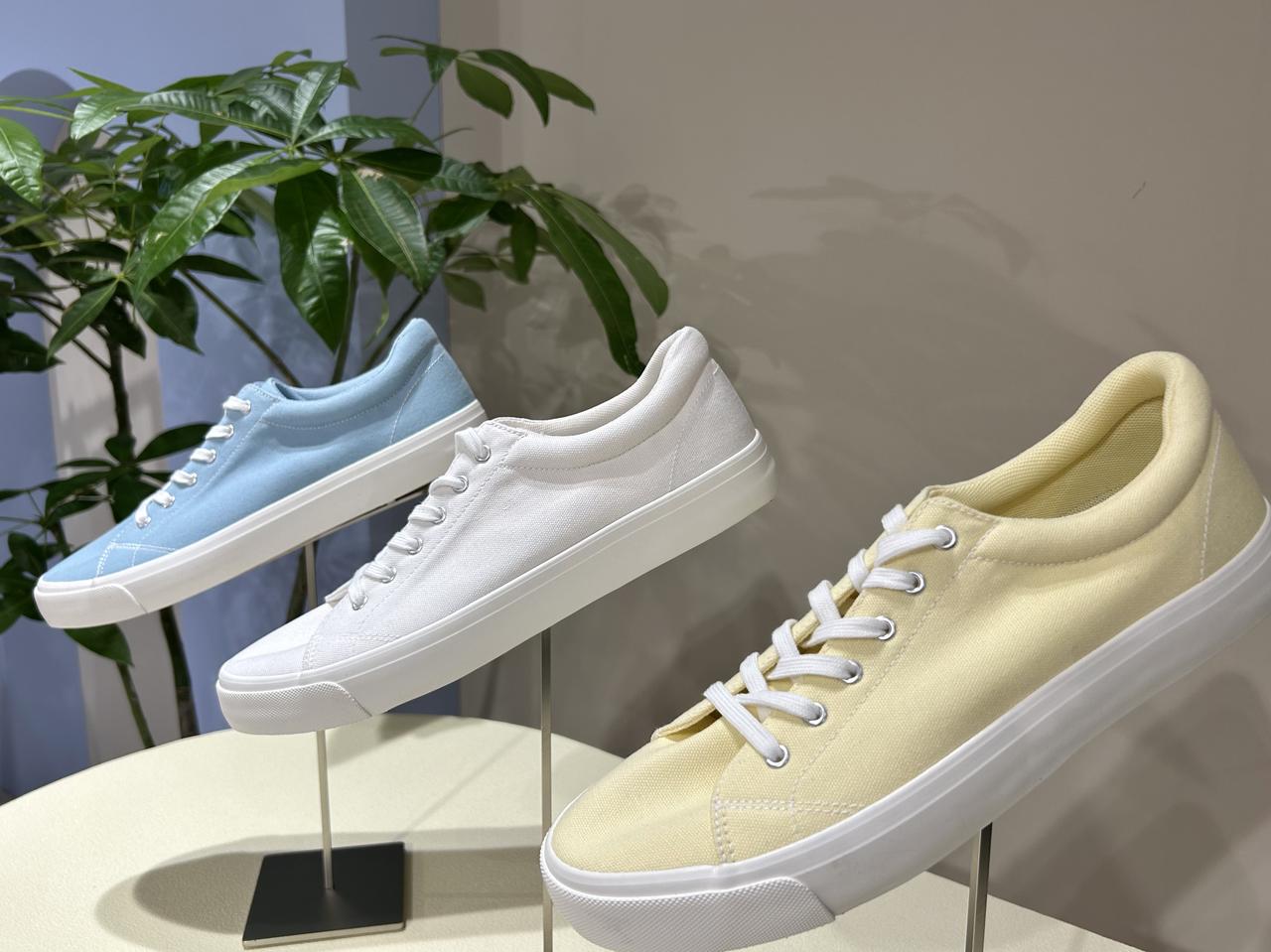 画像: 【GU】ふかふかキャンバススニーカー各¥1,990 www.gu-global.com