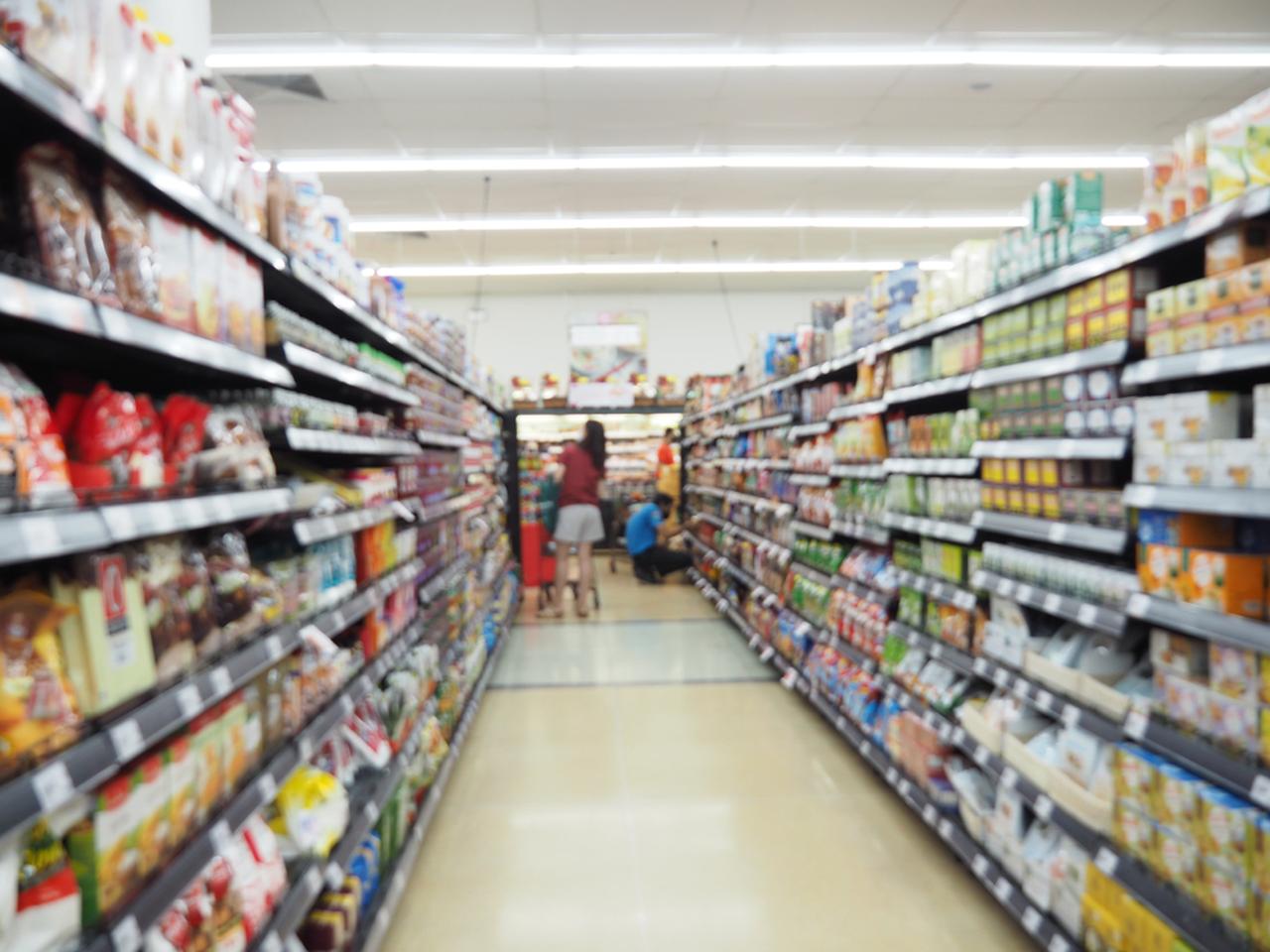 画像: 鮮魚コーナーで初対面の女性と意気投合。店員さんの“勘違いサービス”に「笑いが止まらない」