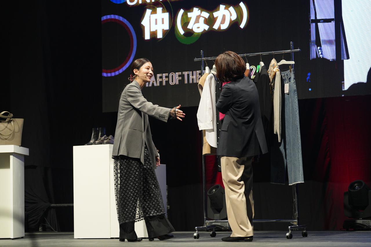 画像: 仲 希望（なか・のぞみ）さん　：　42歳。３兄弟。2003年にユナイテッドアローズに入社。全国の複数店舗を経て2019年に新宿店に配属。2020年よりECサイトのスタイリング投稿を開始。以来、ユナイテッドアローズ販売員の中でもトップクラスの投稿数、経由売上、フォロアー数を維持している