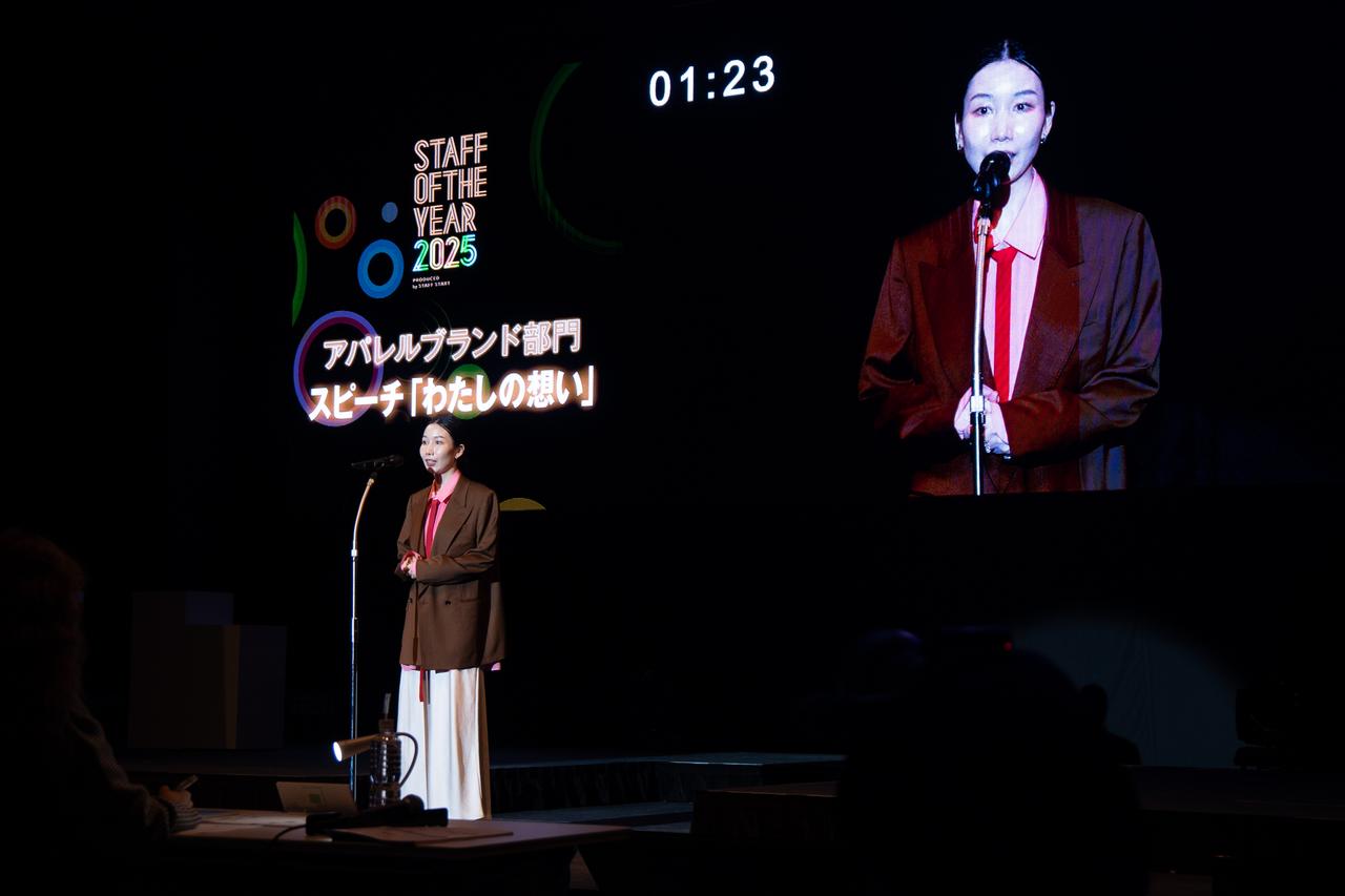 画像: 仁藤さん：販売員歴12年。現在は、トゥモローランド 丸の内店勤務。「STAFF OF THE YEAR 」2024年大会では予選敗退。再挑戦となる2025年大会ではラウンド1で敗退するものの、敗者復活枠で再び戦線復帰。見事グランプリを勝ち取った。 store.tomorrowland.co.jp