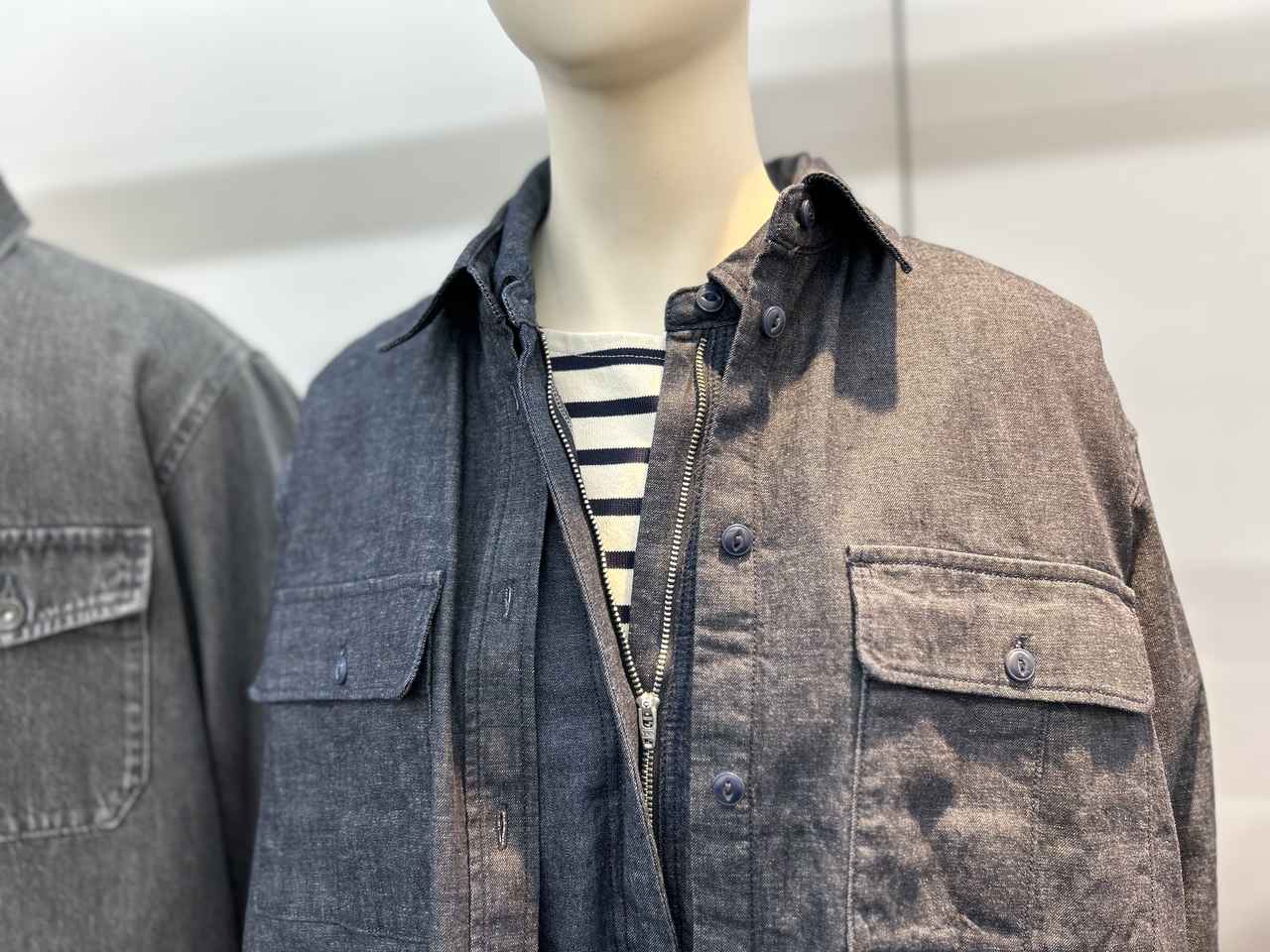 画像: 【無印良品】左：婦人 カポック混 ライトデニム 長袖シャツ¥4,990、婦人 カポック混 ライトデニム 長袖ワンピース¥6,990 www.muji.com