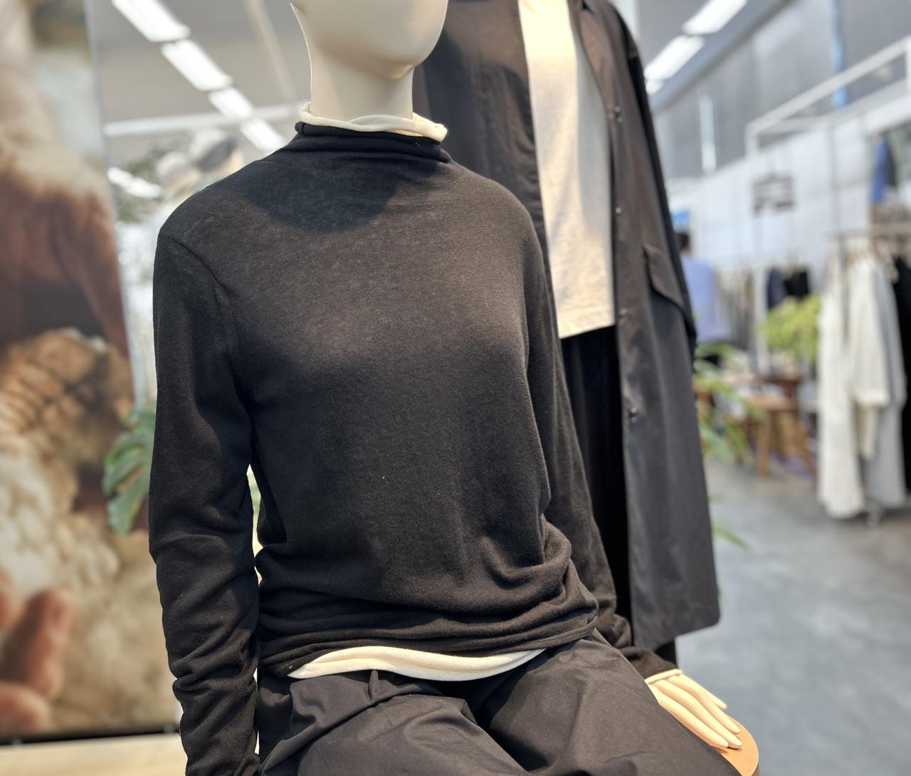 画像: 【無印良品】婦人 なめらか天竺編みシアーハイネックセーター各¥2,990 www.muji.com